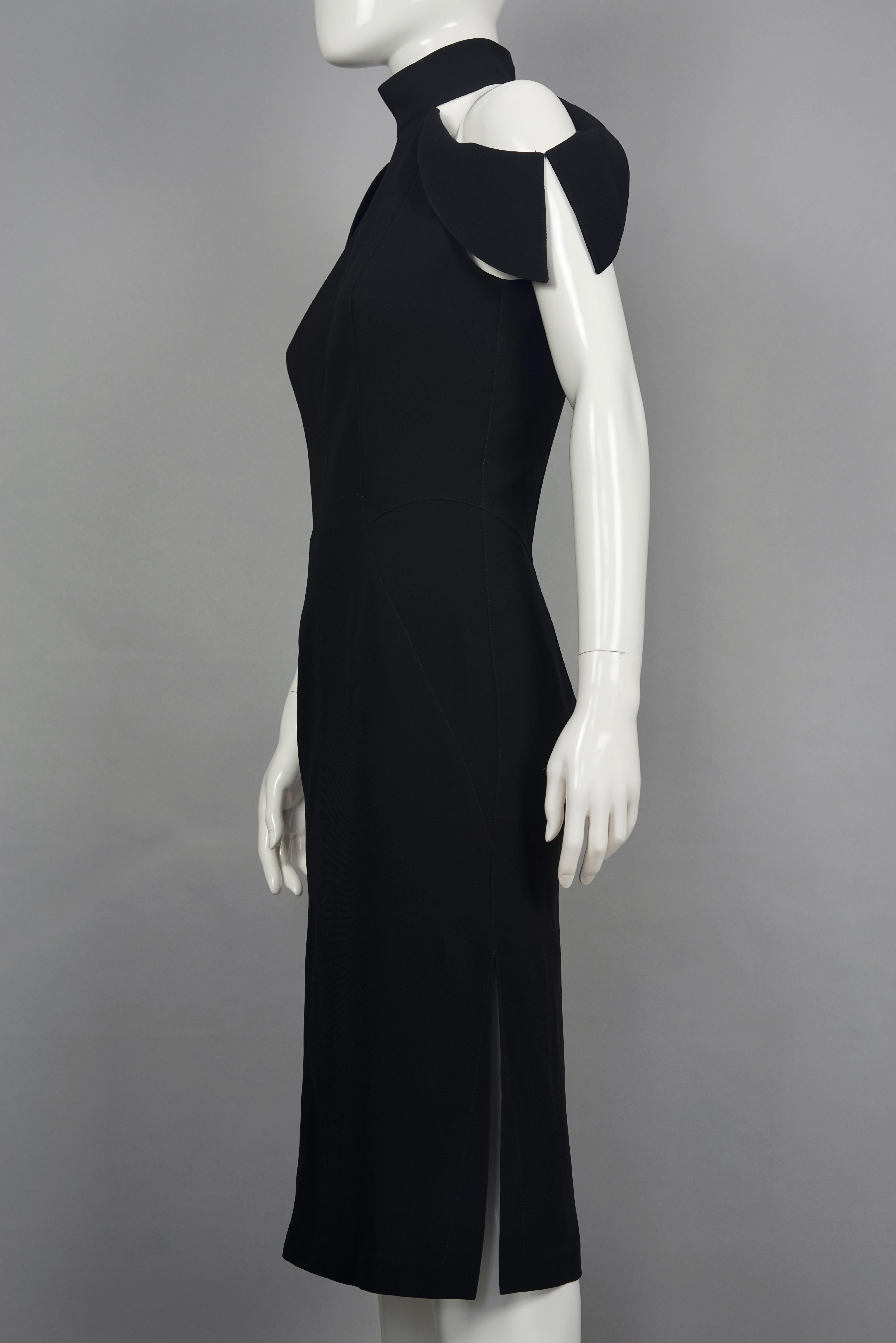 Vintage THIERRY MUGLER Off Shoulder Futuristisches Schwarzes Kleid

Die Maße wurden flach gelegt:: bitte Taille und Hüfte verdoppeln: 
Büste: 16.14 Zoll (41 cm)
Taille: 13.77 Zoll (35 cm)
Hüften: 19.68 Zoll (50 cm)
Länge: 42.91 inches (109