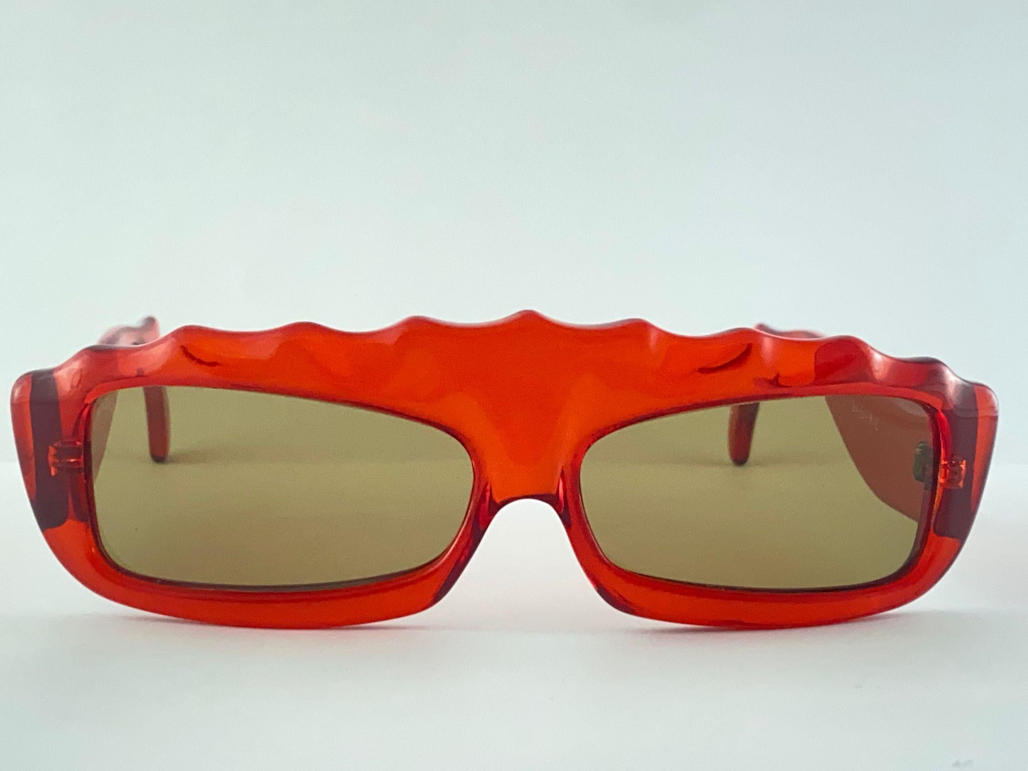 New Vintage Thierry Mugler Mask Like Frame With Spotless Light Brown Lenses.

A True Fashion Statement From A Runway Dream To Your Eyes.

Please Consider That This Item Is Nearly 40 Years Old So It Could Show Minor Sign Of Wear Due To Storage. 
