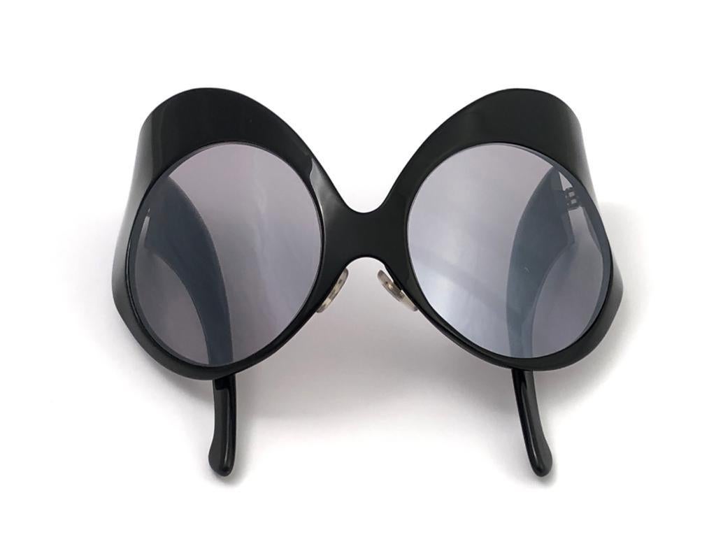 New Vintage Thierry Mugler oversized bug eye frame with spotless lenses.

A true fashion statement from a Spring / Summer 1997 runway dream to your eyes.

Please consider that this item is nearly 30 years old so it could show minor sign of wear due