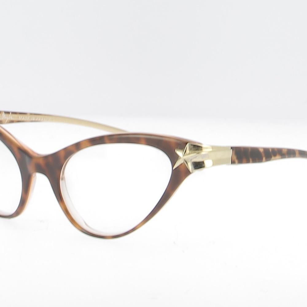 Entrez dans l'univers audacieux et futuriste de Thierry Mugler avec cette exceptionnelle monture vintage des années 1990. Fabriquée à la main en France, cette pièce reflète parfaitement le style visionnaire de la créatrice - sculptural, glamour et