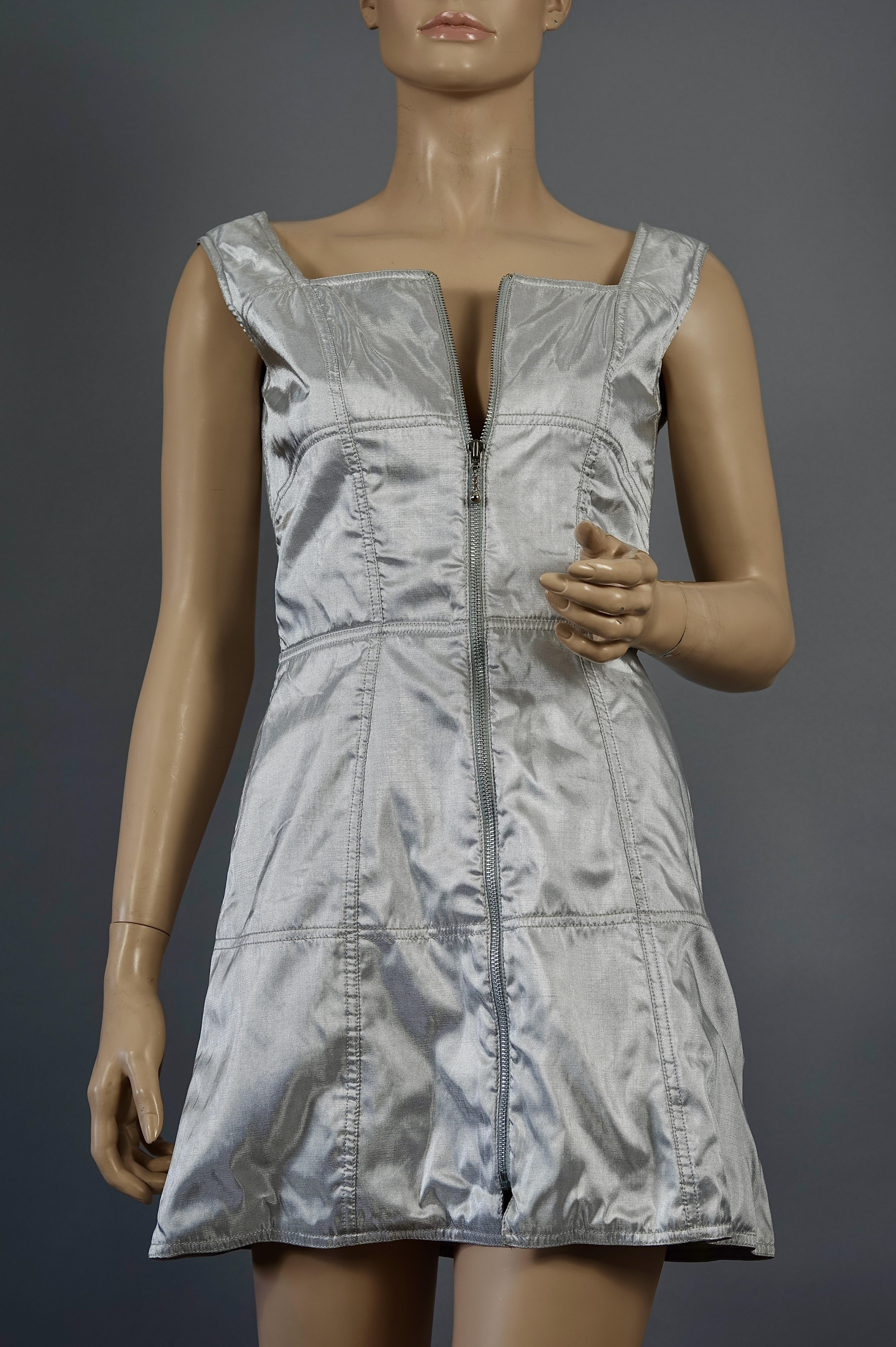 Vintage THIERRY MUGLER Quilted Silver Space Age Futuristic Dress In Excellent Condition For Sale In Kingersheim, Alsace