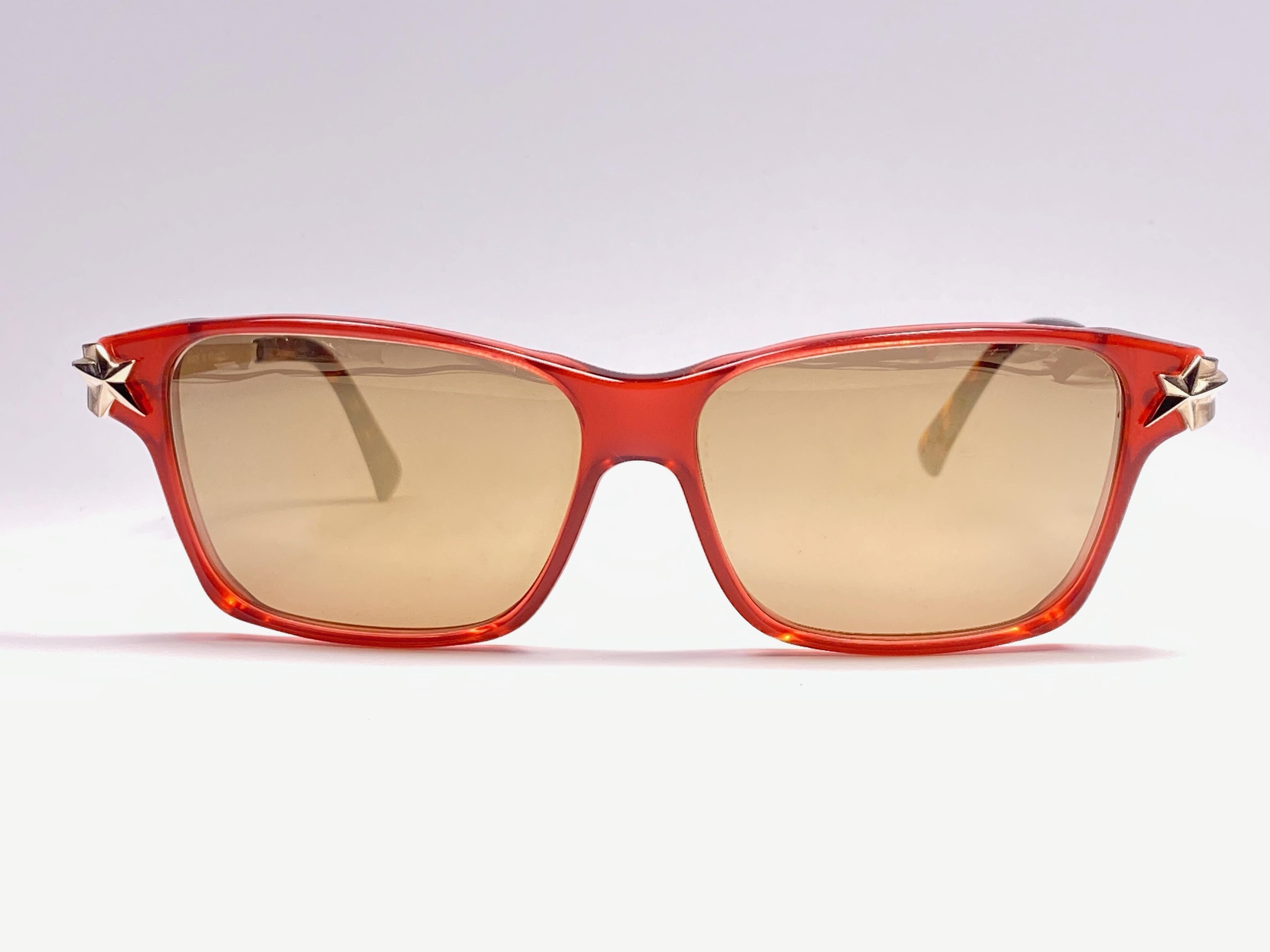Super cool lunettes de soleil vintage THIERRY MUGLER des années 1980. Monture rouge translucide avec des verres miroirs dorés.

Cette paire est une déclaration de style. La pièce peut présenter des signes mineurs d'usure dus au stockage.

Une