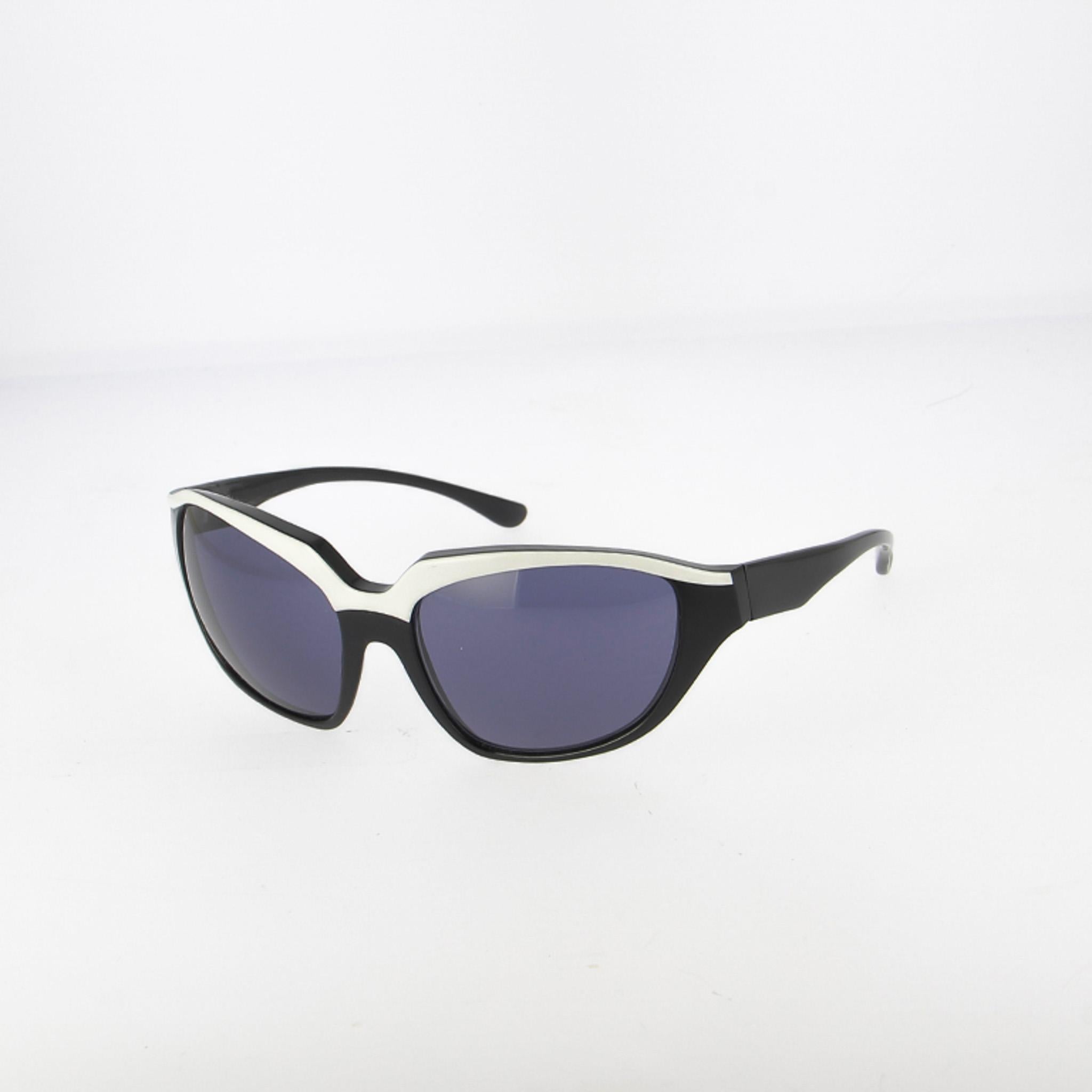 Descubre una de las creaciones de gafas más icónicas de Thierry Mugler, un diseño que encarna a la perfección la visión vanguardista y la energía futurista del legendario modisto francés. Fabricada en la década de 1990, esta llamativa montura de