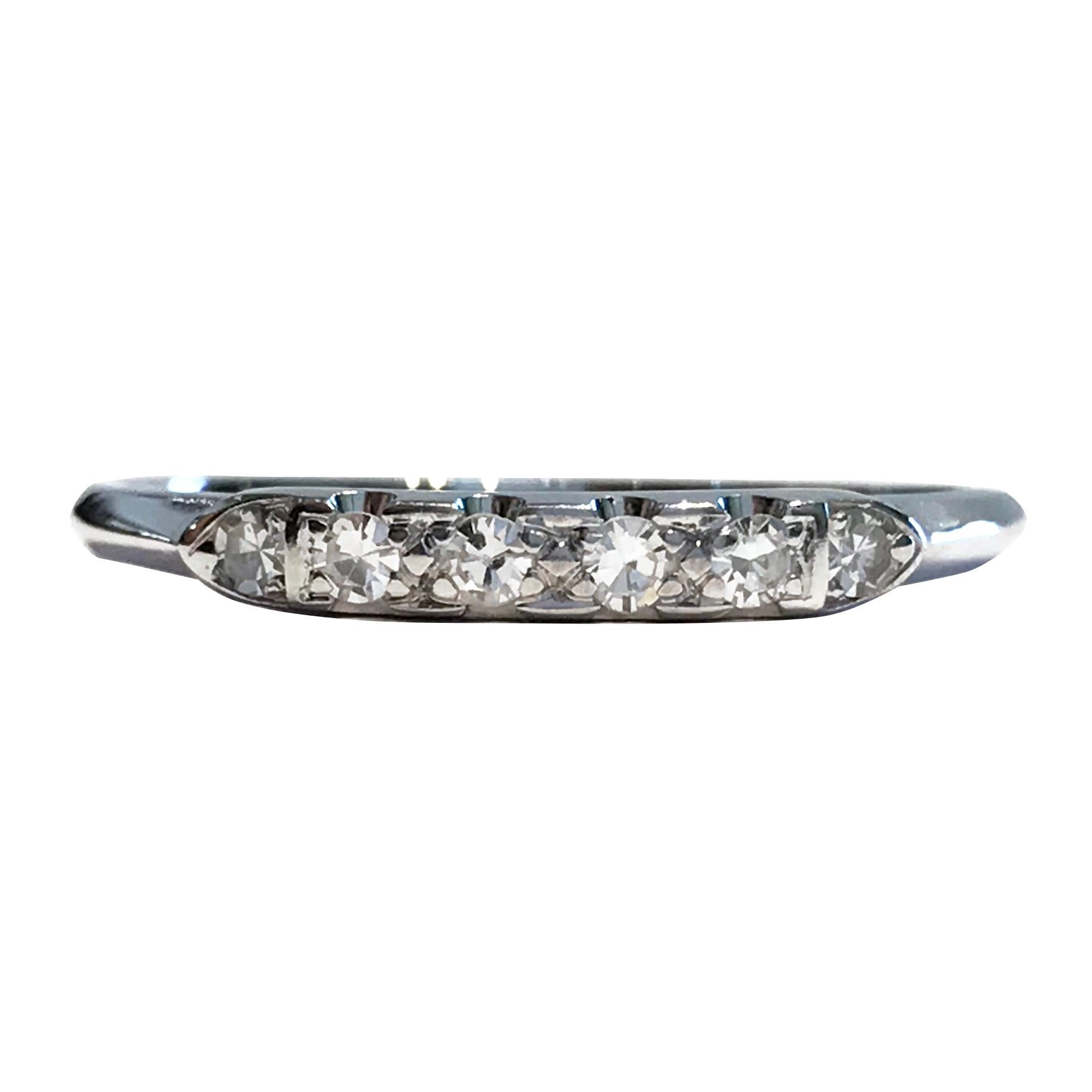 Vintage 14 Karat Dünn Weißgold Sechs Diamanten Ring. Einfaches, süßes und zierliches Design mit sechs perlenbesetzten Diamanten im Einzelschliff. Die Diamanten im Einzelschliff haben die Reinheit SI1 - S12 (G.I.A.) und ein Gesamtkaratgewicht von