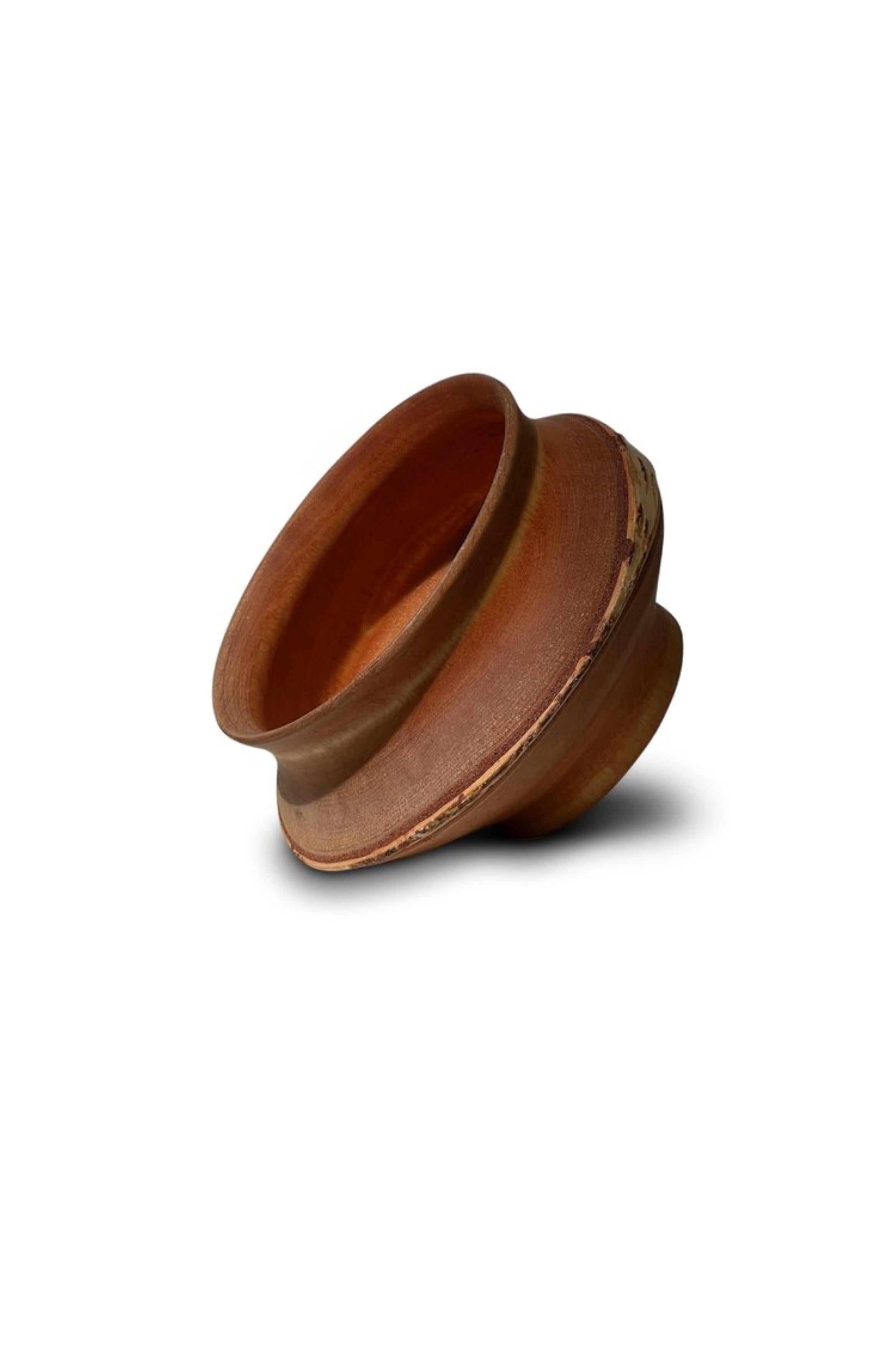 Crafted from solid wood, this vintage bowl boasts a unique lighter wood ring around its center, creating a striking visual contrast. Its spacious design lends itself perfectly to serving salads, fruits, or acting as a decorative centerpiece. With