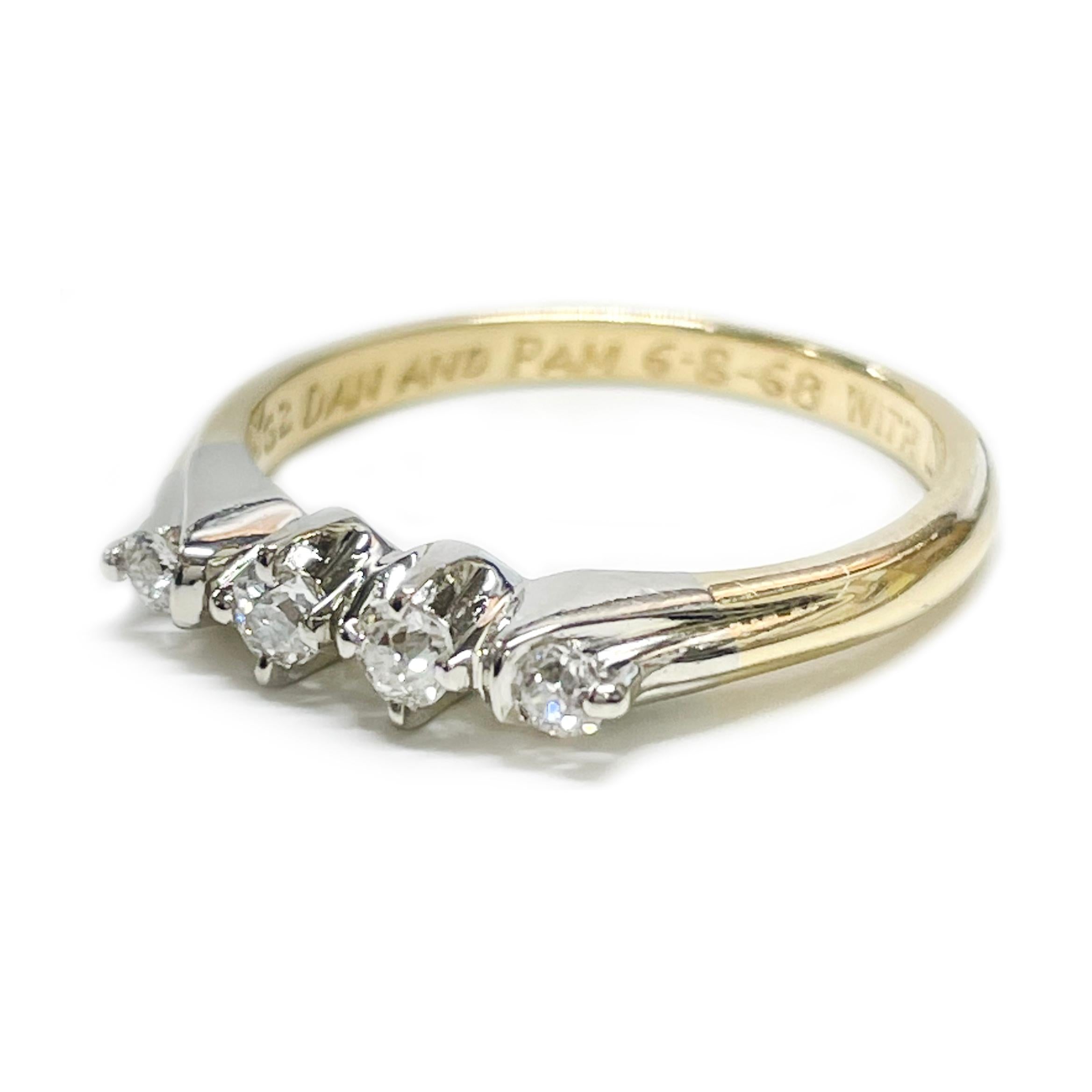 Vintage Thin Two-Tone Four Diamond Ring. Der Ring ist mit vier runden Diamanten im Minenschliff in Weißgold gefasst. Die in Zacken gefassten Diamanten haben die Reinheit SI1 - SI2 (G.I.A.) und die Farbe G-H (G.I.A.). Zwei Diamanten sind 2,4 mm groß