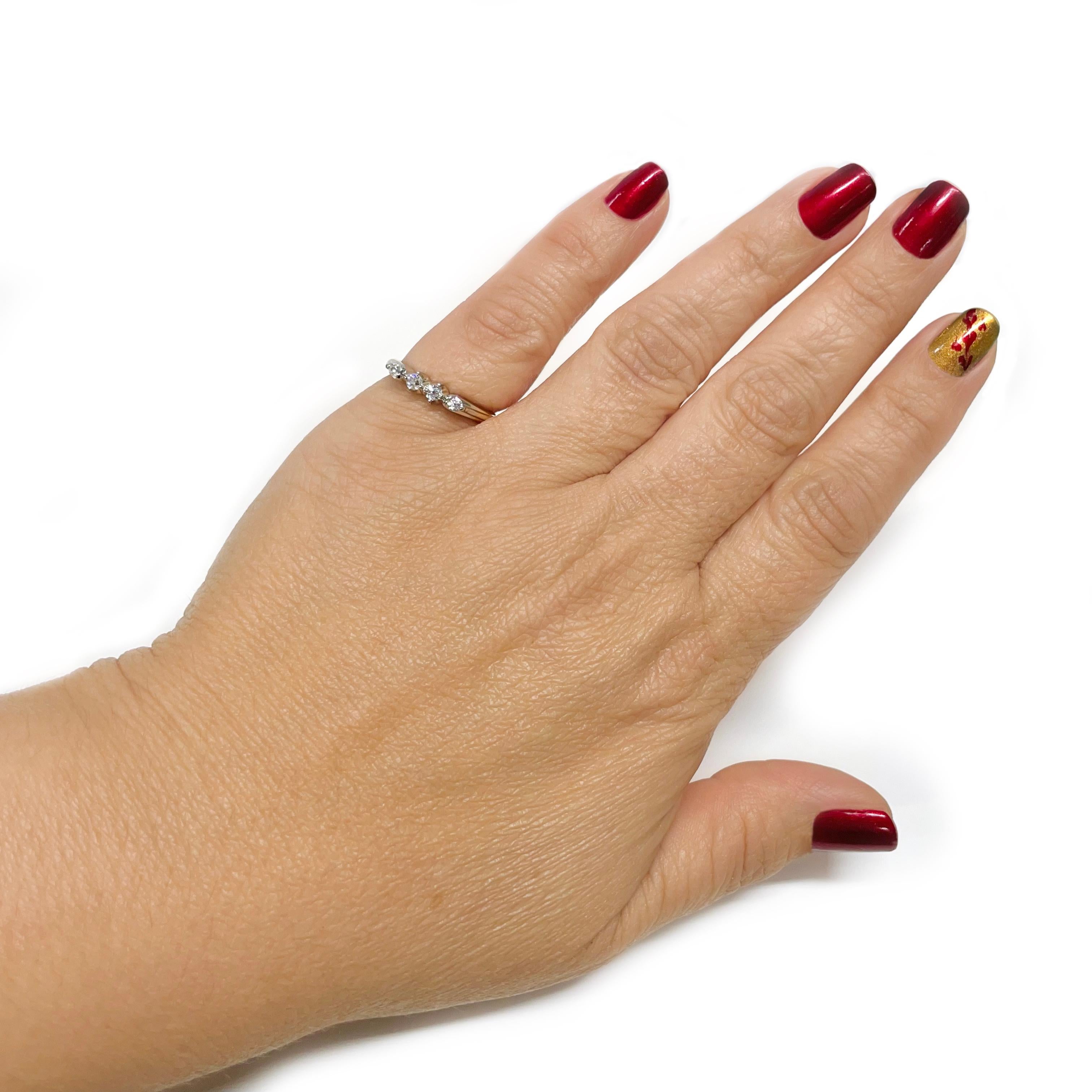 dünner Gelbgold-Ring mit vier Diamanten im Zustand „Gut“ im Angebot in Palm Desert, CA