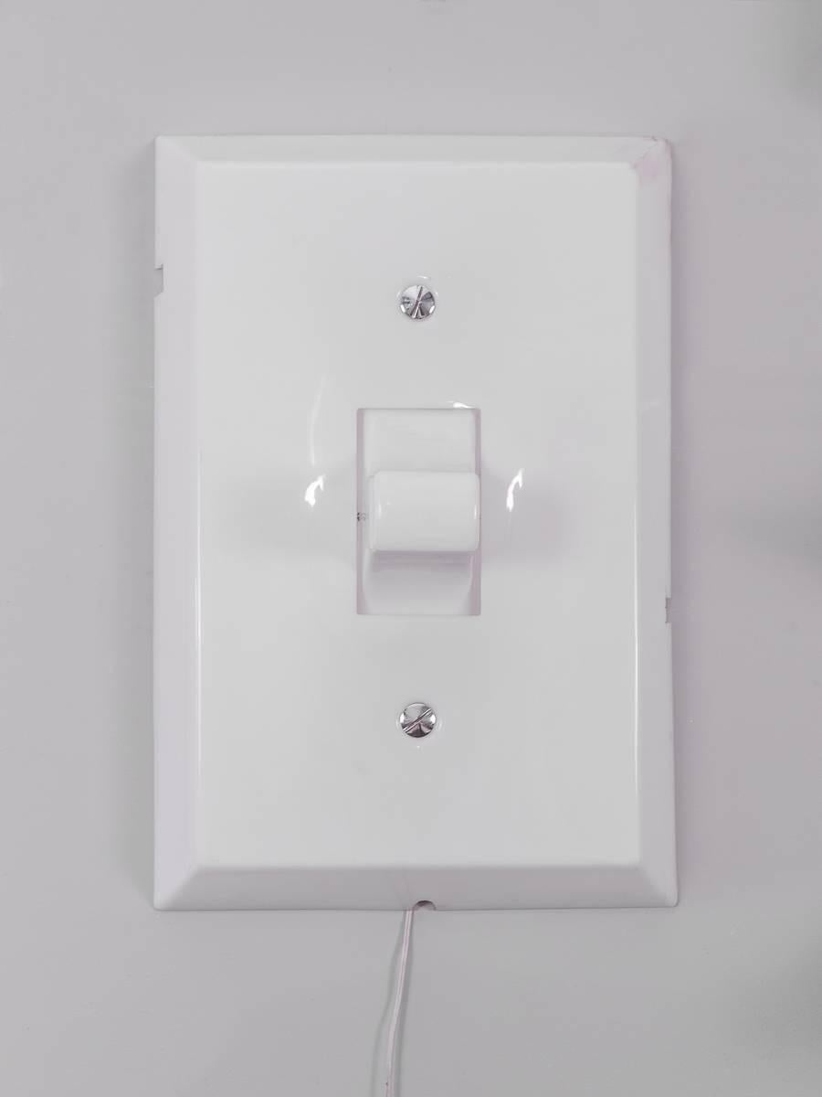 Vintage 1980er Think Big! Lichtschalter. Dieses seltene Pop-Art-Artefakt erhellt jeden Raum. Diese an der Wand befestigte Skulptur funktioniert genau so, wie sie angepriesen wird: Der Schalter bewegt sich nach oben und unten, um das Licht an- und