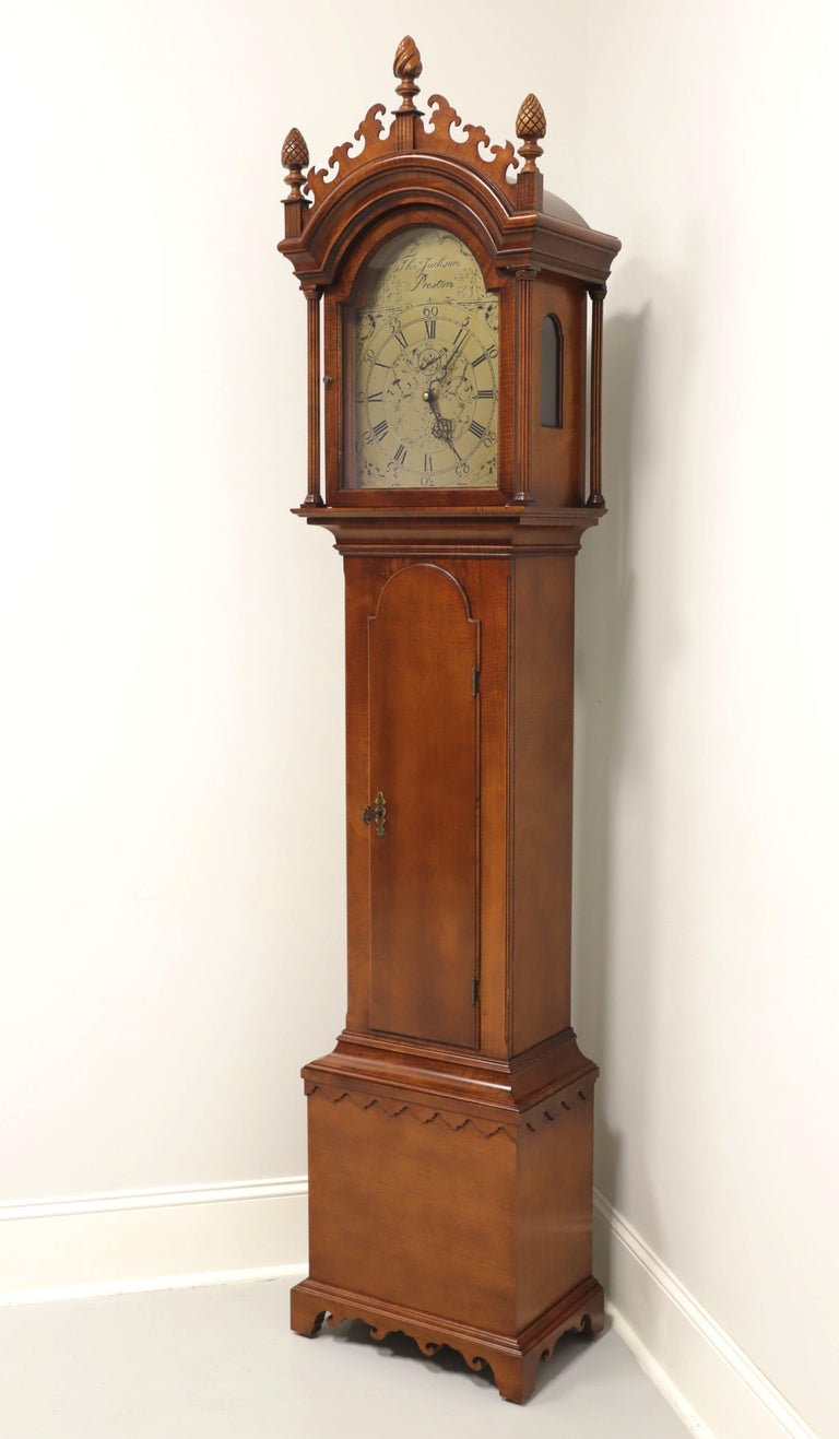 Horloge grand-père en érable tigré du musée Tho Jackson Preston Henry Ford  par COLONIAL sur 1stDibs