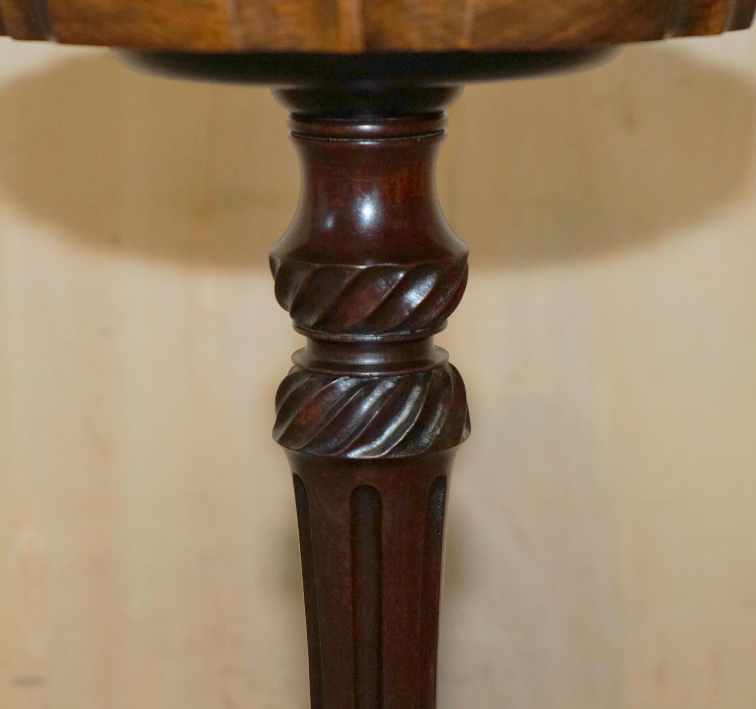 Hardwood VINTAGE THOMAS CHIPPENDALE STYLE PiE CRUST EDGE KETTLE STAND TRIPOD SIDE TABLE For Sale