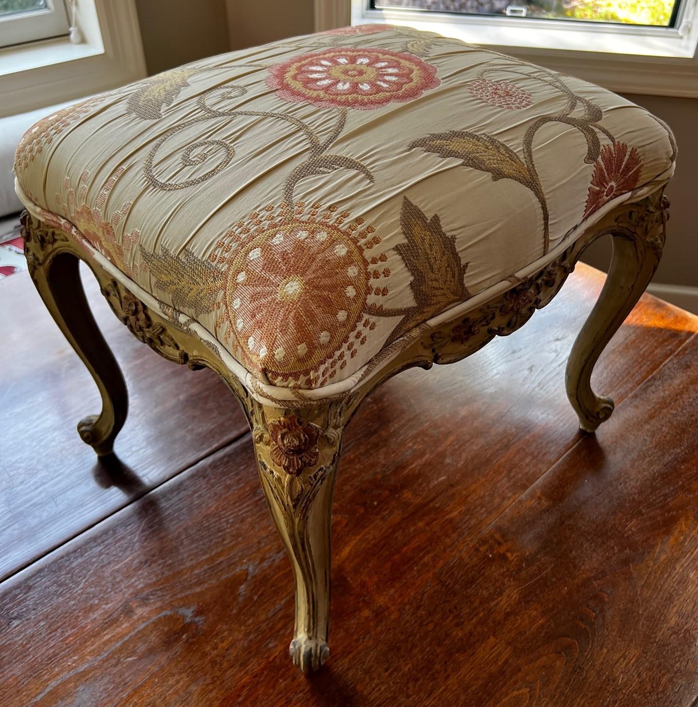 Mid 20th c., New York, a low stool in the Louis XV style with a carved and painted wood frame from the Thomas De Angelis workshop. The stool was custom made for a dame of American society and a member of the Rockefeller family. The frame is