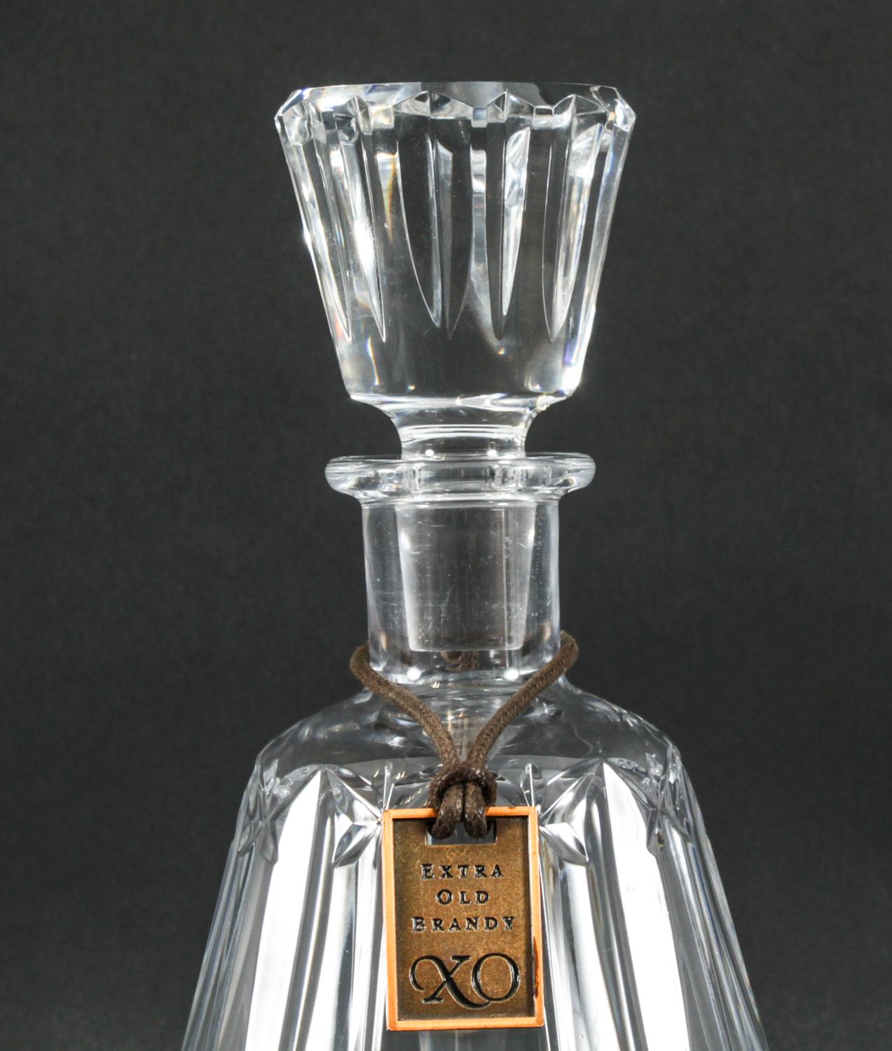 Un decanter in cristallo tagliato Thomas Hine Cognac della collezione Baccarat Stallebrass, Francia Metà del XX secolo 

Questo decanter Baccarat faceva originariamente parte di un costoso ensemble di cognac vintage di Thomas Hine.

Questi