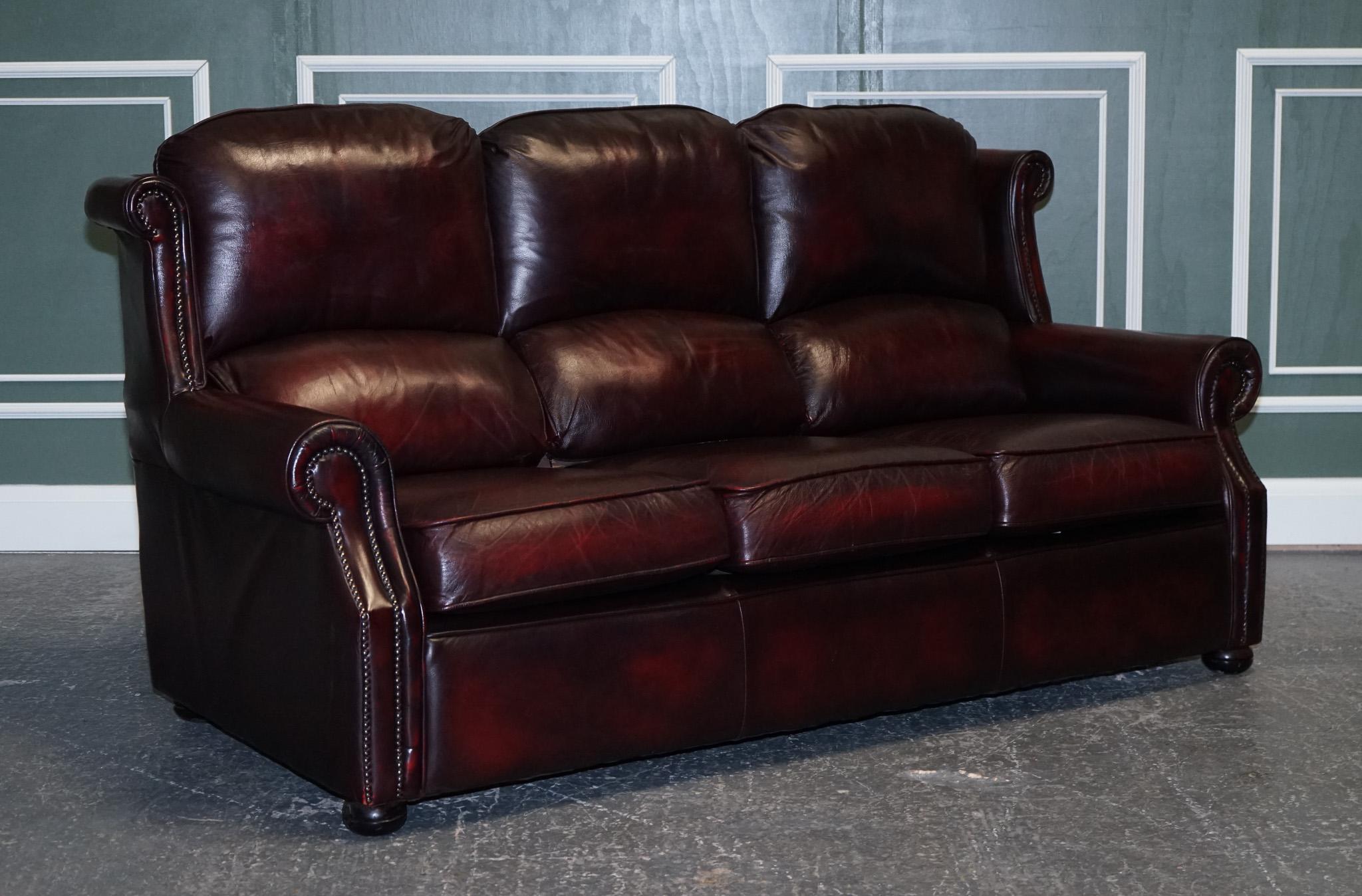 We are delighted to present this Vintage Thomas Lloyd burgundy leather 3 seater sofa.

A lovely well made solid sofa, still in very good condition.
This sofa has been made by Thomas Lloyd, a very well-known English-made company.

It is