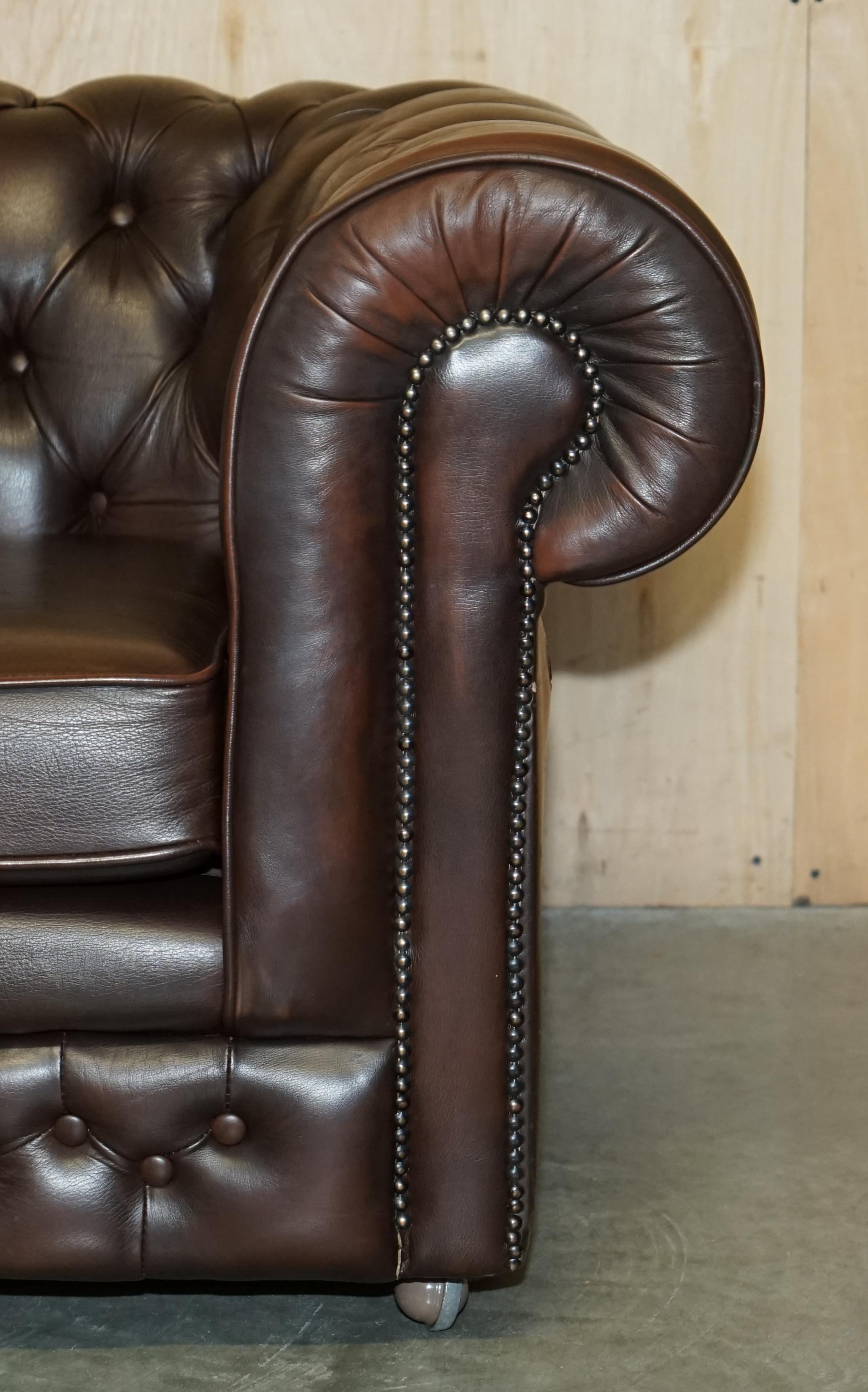 ViNTAGE THOMAS LLOYD MADE IN ENGLAND BROWN LEATHER CHESTERFIELD ARMCHAIR For Sale 3