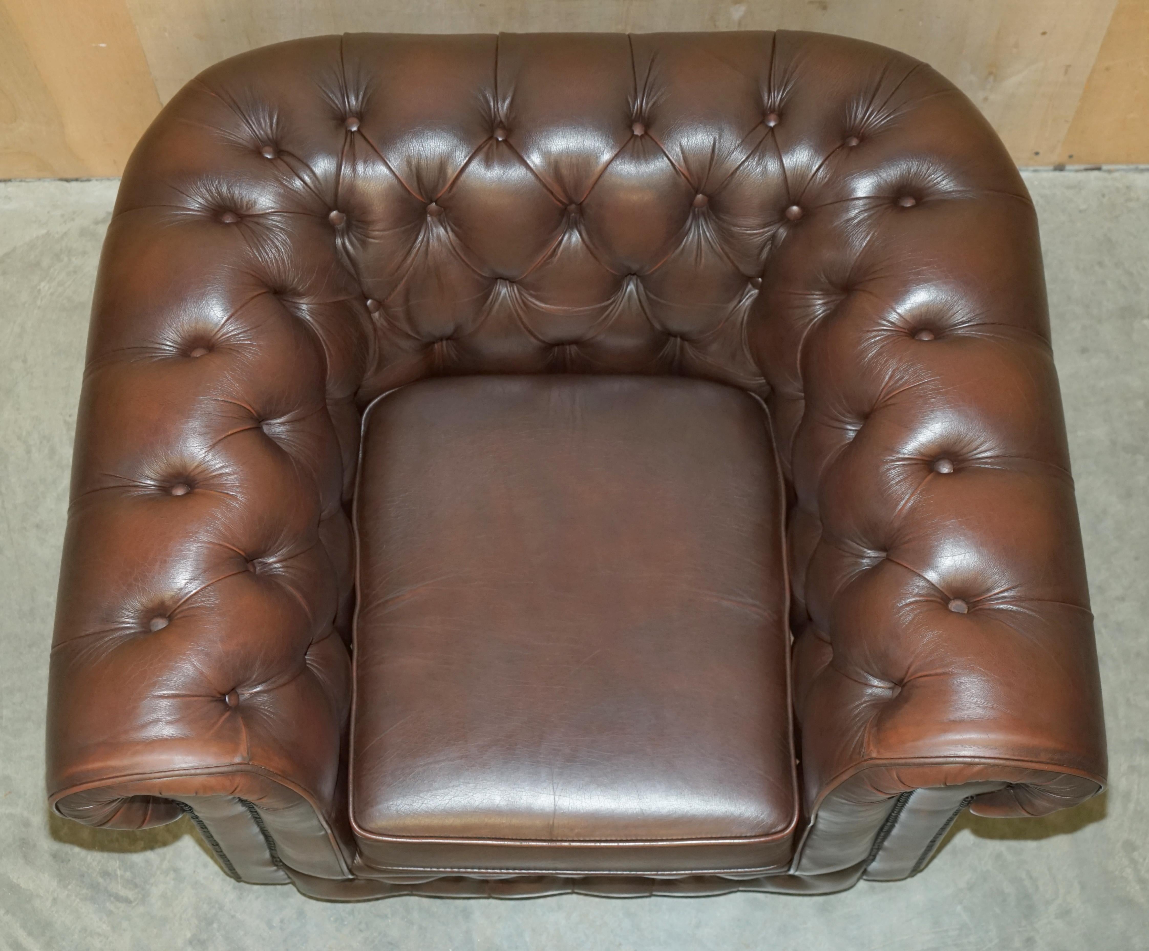ViNTAGE THOMAS LLOYD MADE IN ENGLAND BROWN LEATHER CHESTERFIELD ARMCHAIR For Sale 6