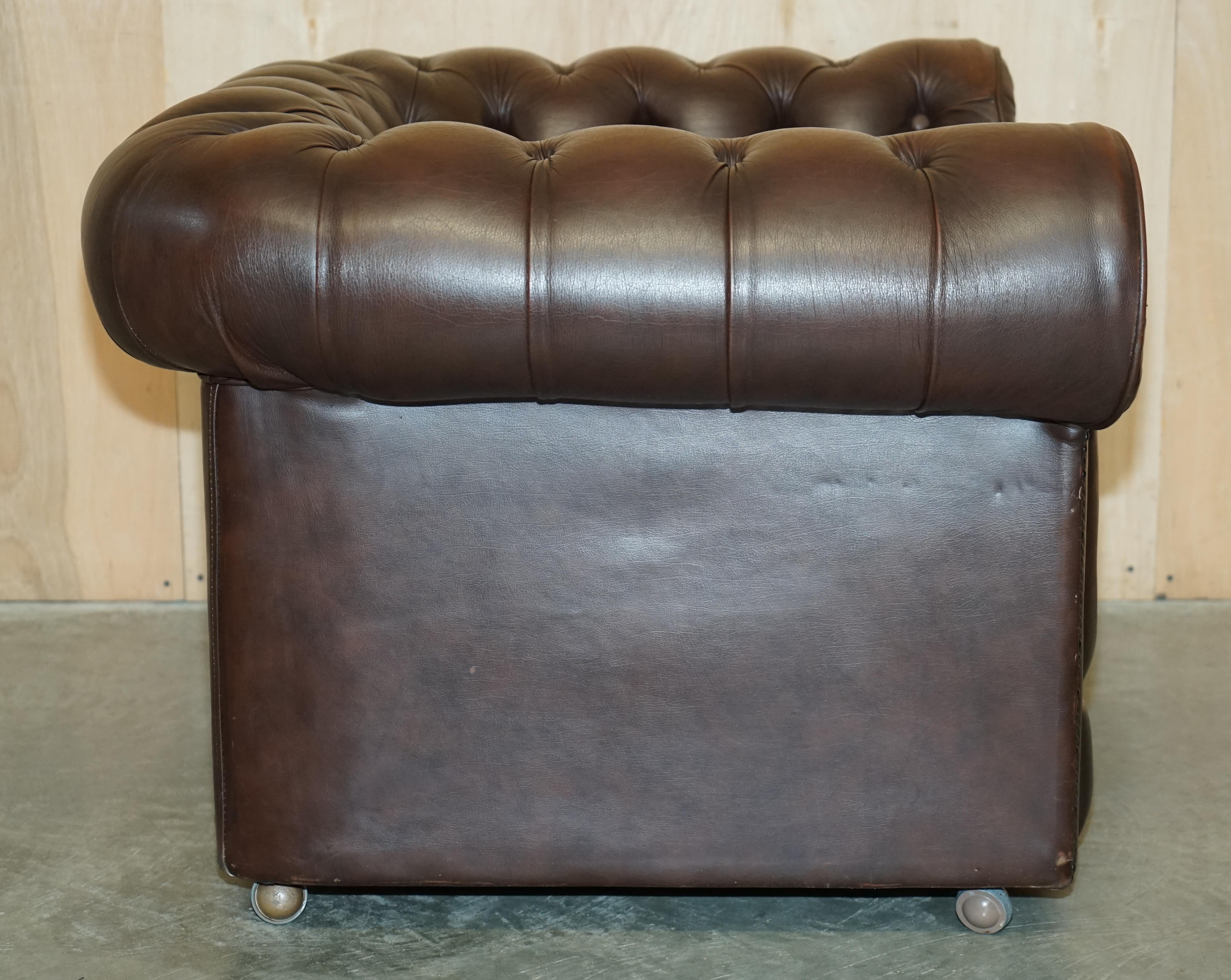ViNTAGE THOMAS LLOYD MADE IN ENGLAND BROWN LEATHER CHESTERFIELD ARMCHAIR For Sale 8