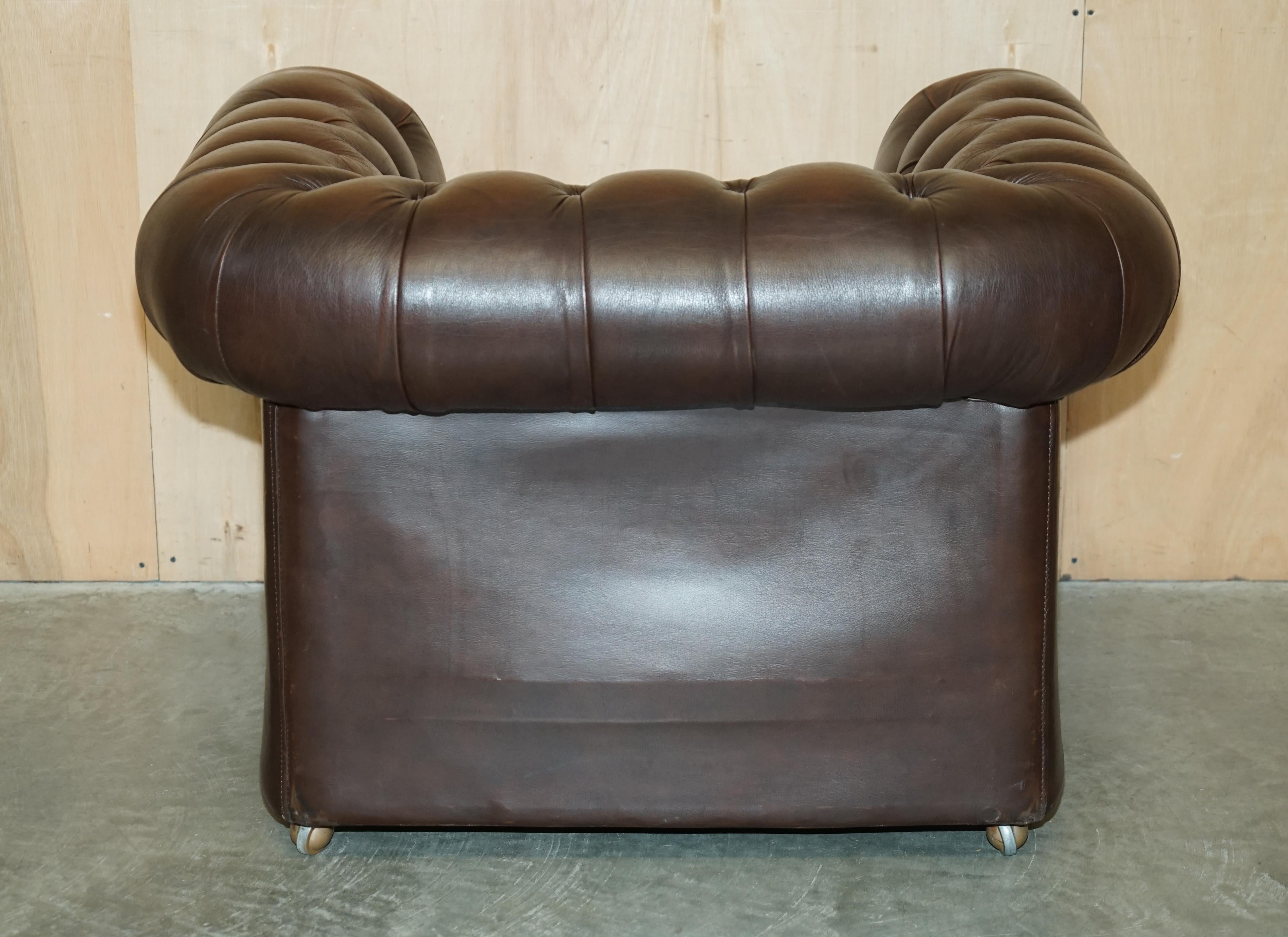 ViNTAGE THOMAS LLOYD MADE IN ENGLAND BROWN LEATHER CHESTERFIELD ARMCHAIR For Sale 9