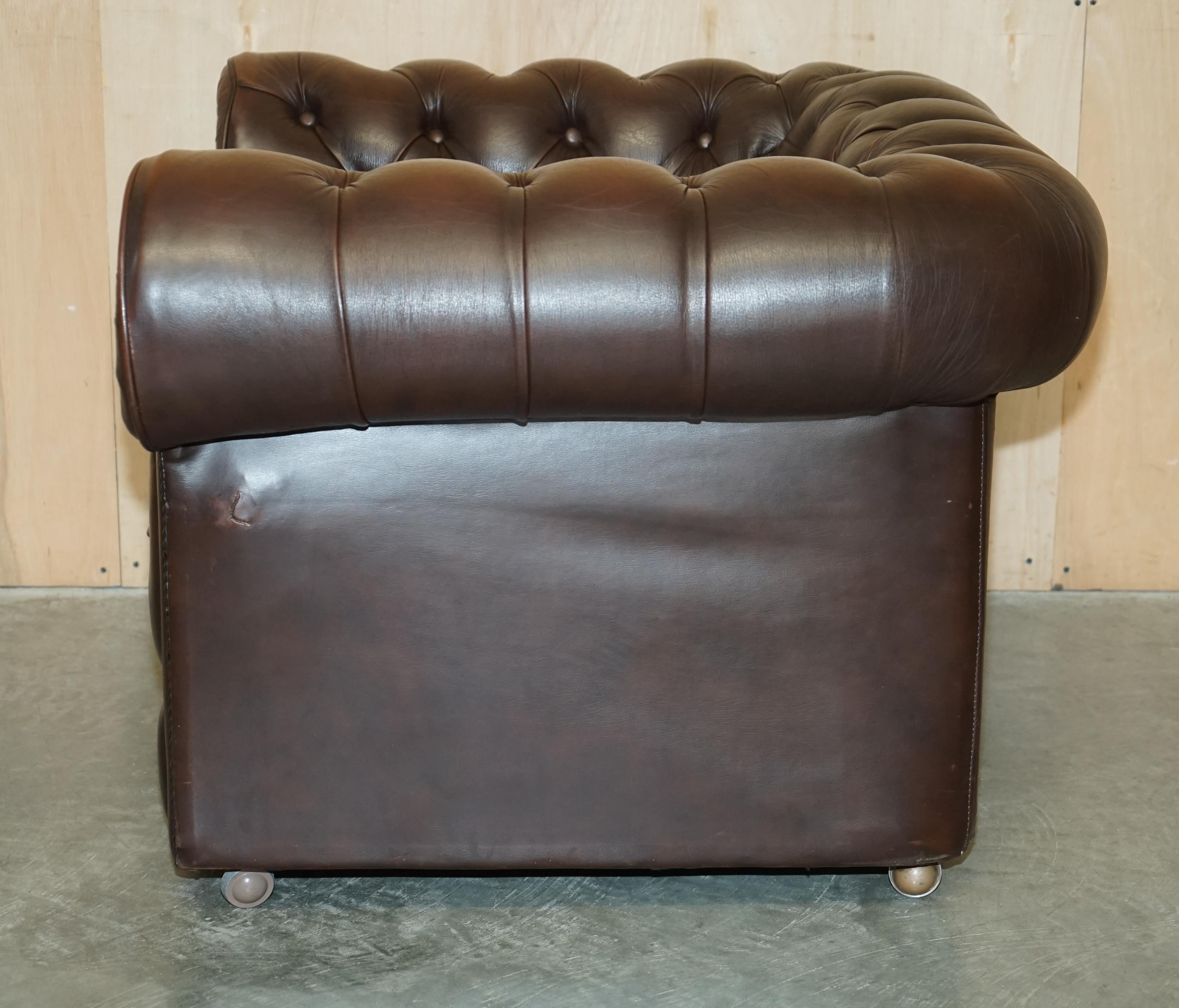 ViNTAGE THOMAS LLOYD MADE IN ENGLAND BROWN LEATHER CHESTERFIELD ARMCHAIR For Sale 10