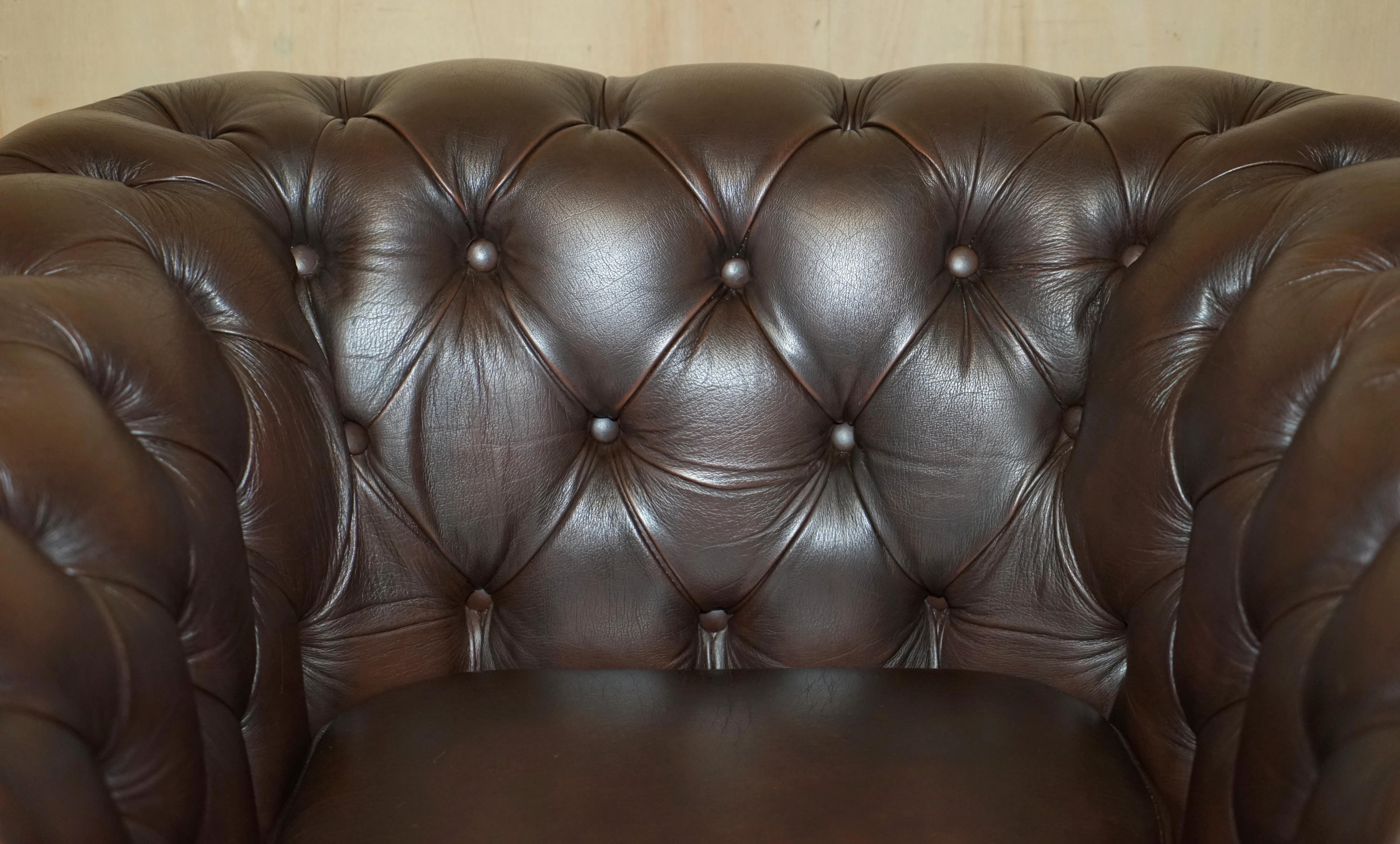 Chesterfield ViNTAGE THOMAS LLOYD MADE IN ENGLAND BROWN LEATHER CHESTERFIELD ARMCHAIR For Sale