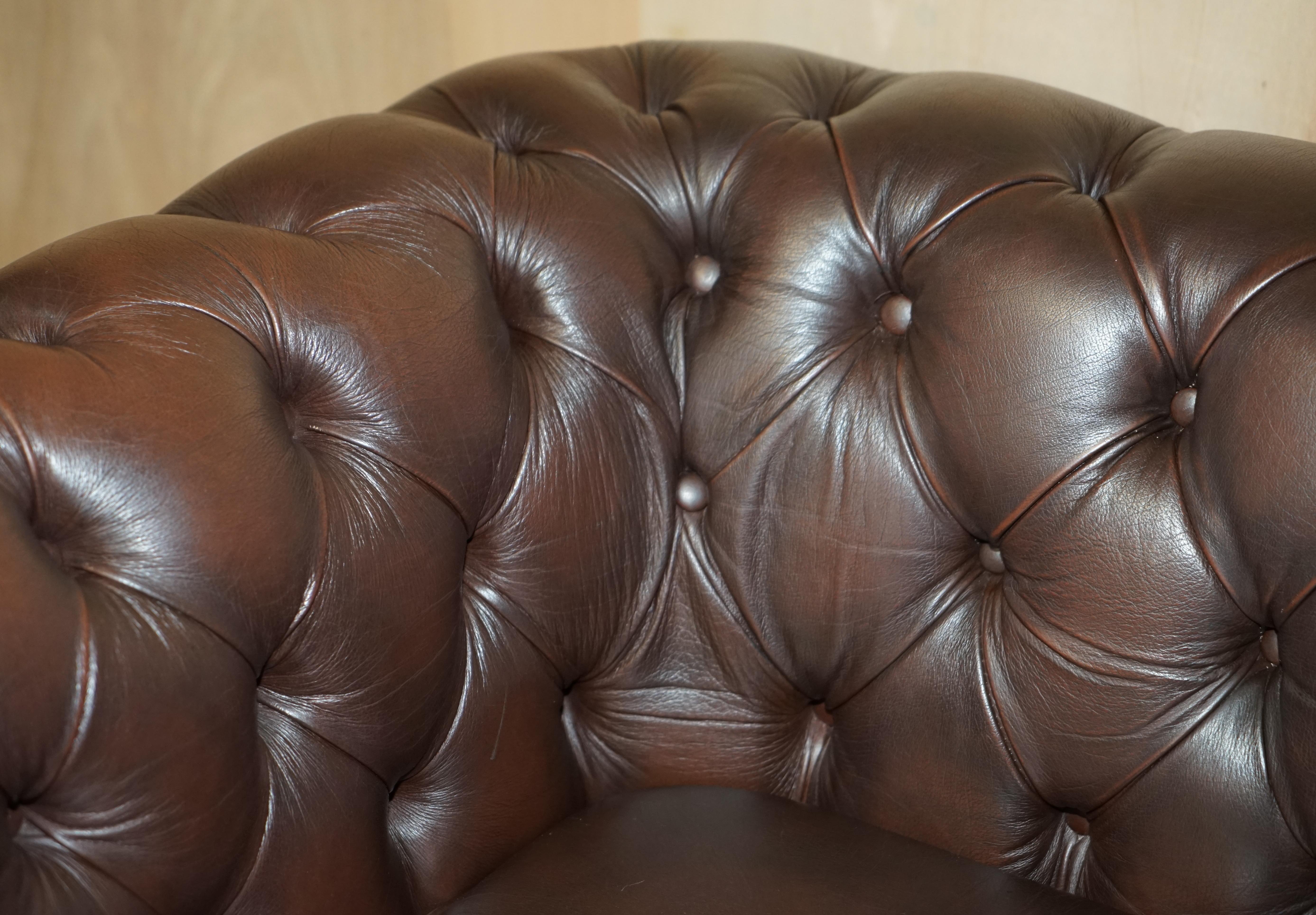 English ViNTAGE THOMAS LLOYD MADE IN ENGLAND BROWN LEATHER CHESTERFIELD ARMCHAIR For Sale