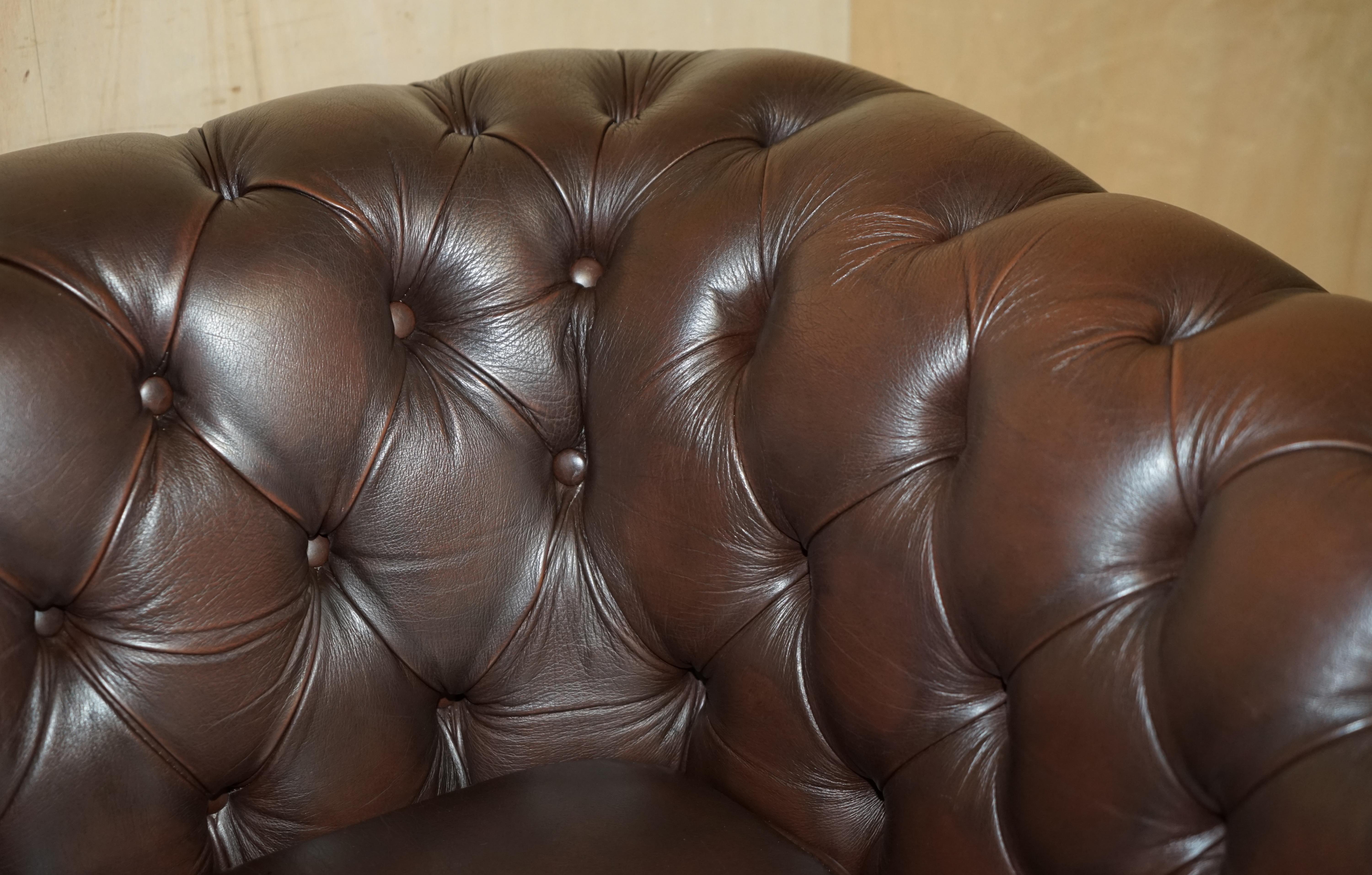 Hand-Crafted ViNTAGE THOMAS LLOYD MADE IN ENGLAND BROWN LEATHER CHESTERFIELD ARMCHAIR For Sale