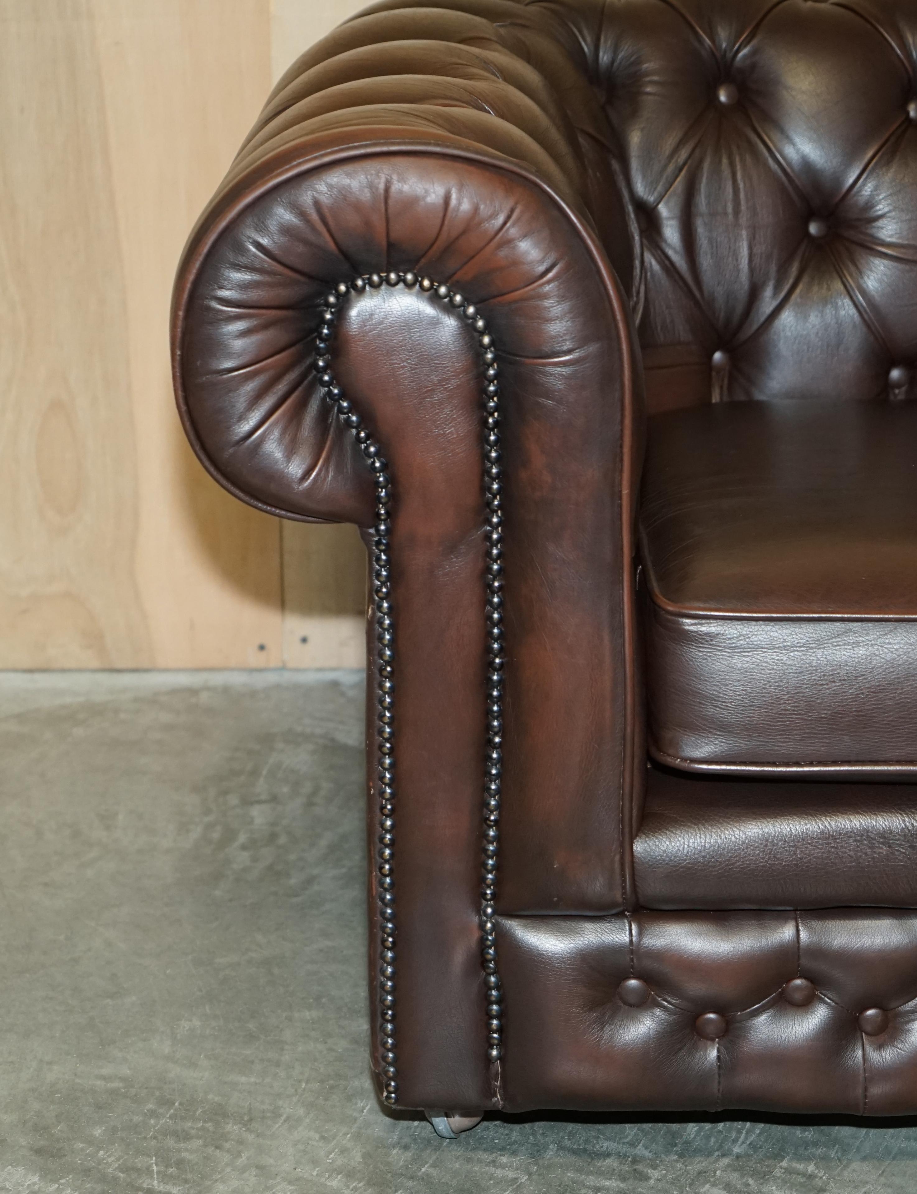20th Century ViNTAGE THOMAS LLOYD MADE IN ENGLAND BROWN LEATHER CHESTERFIELD ARMCHAIR For Sale