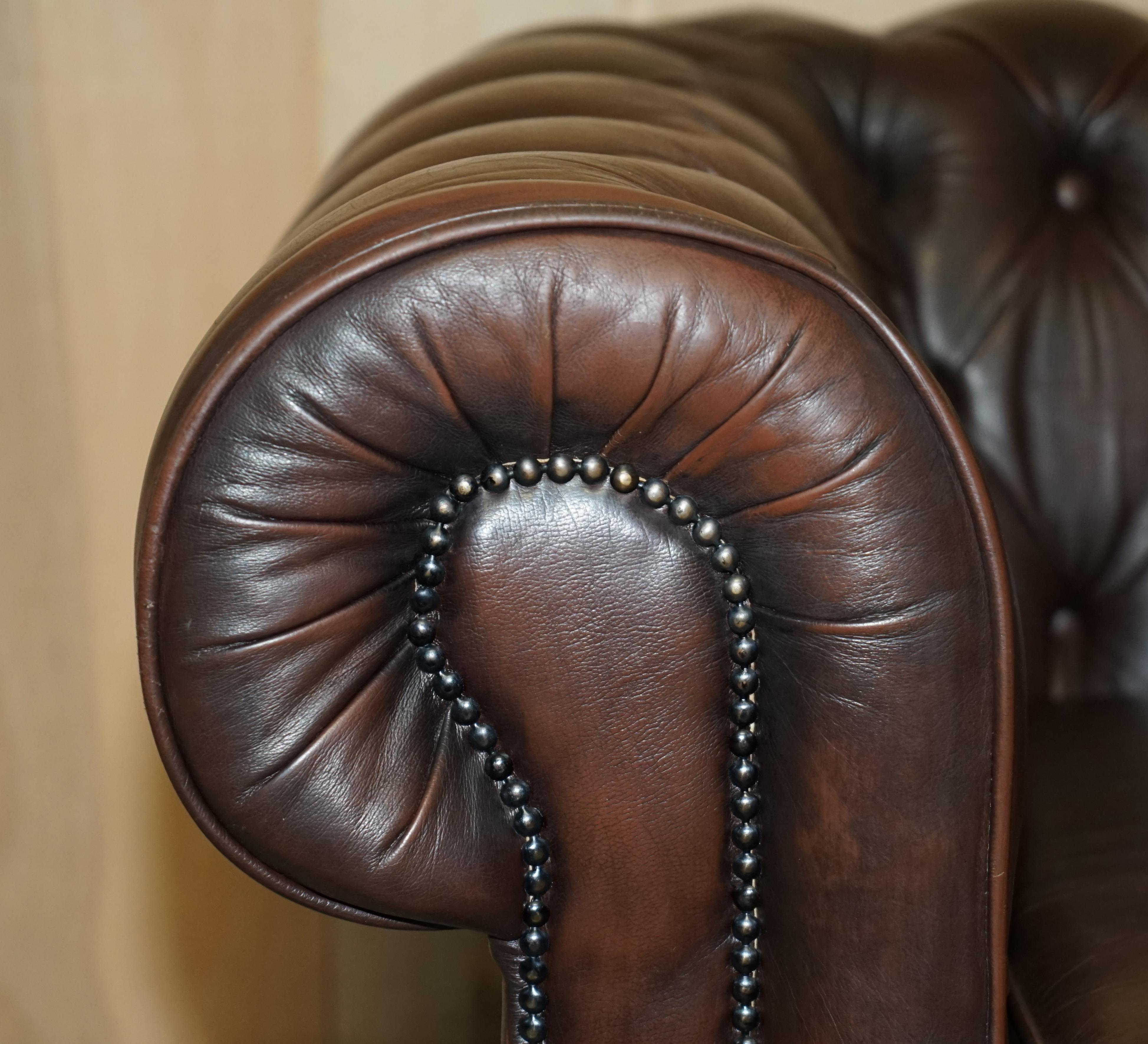 Leather ViNTAGE THOMAS LLOYD MADE IN ENGLAND BROWN LEATHER CHESTERFIELD ARMCHAIR For Sale