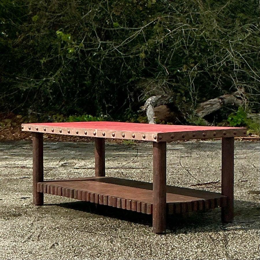 20ième siècle Table basse vintage Thomas Molesworth avec plateau en cuir en vente