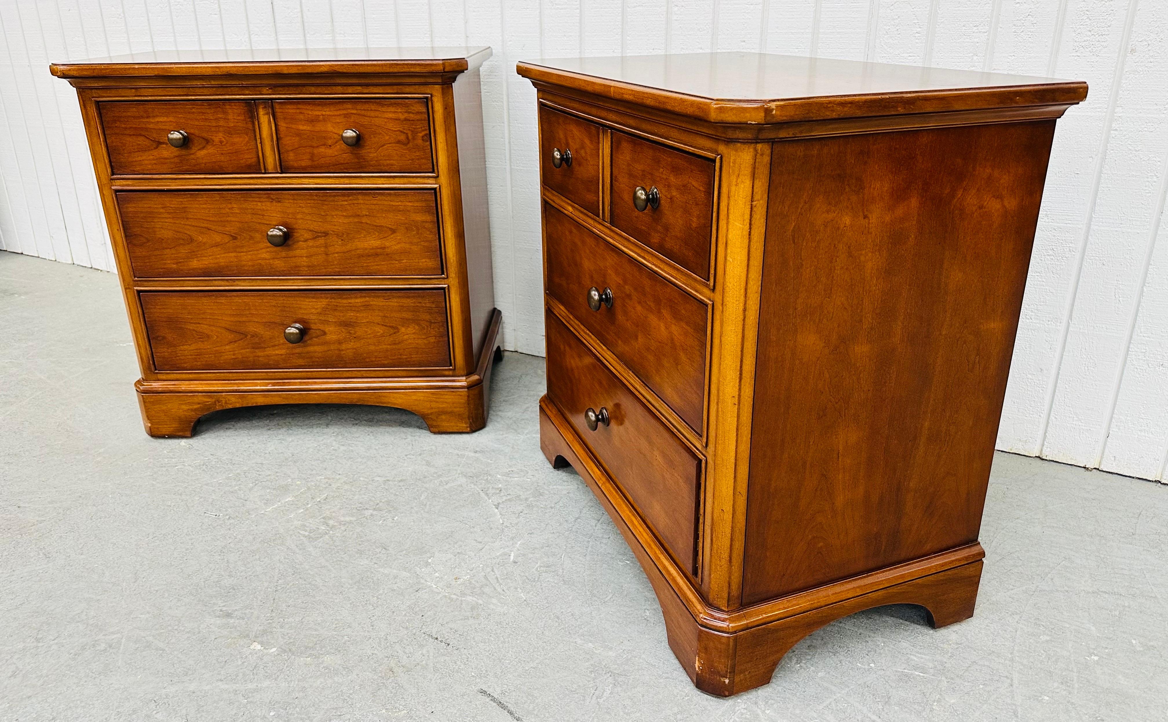 Cette annonce concerne une paire de tables de nuit Vintage By Thomasville Cherry Bachelor Chest. Elle présente un design rectiligne, trois tiroirs de rangement, une quincaillerie d'origine et une belle finition en cerisier. Il s'agit d'une