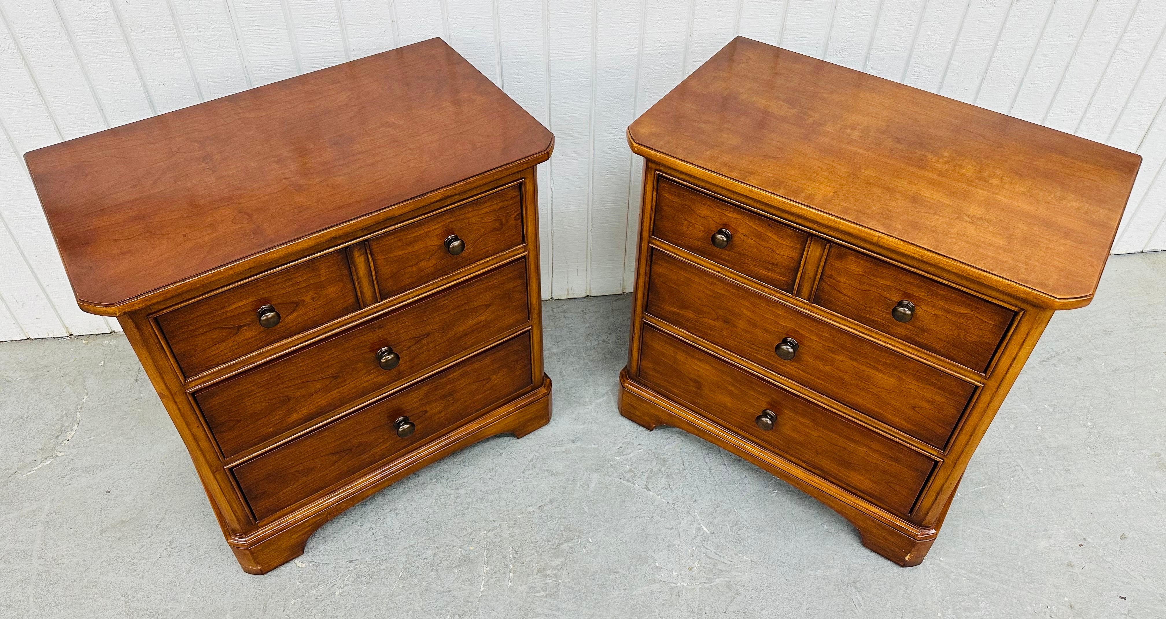 20th Century Vintage Thomasville Cherry Bachelor Chest Nightstands - Set of 2 For Sale