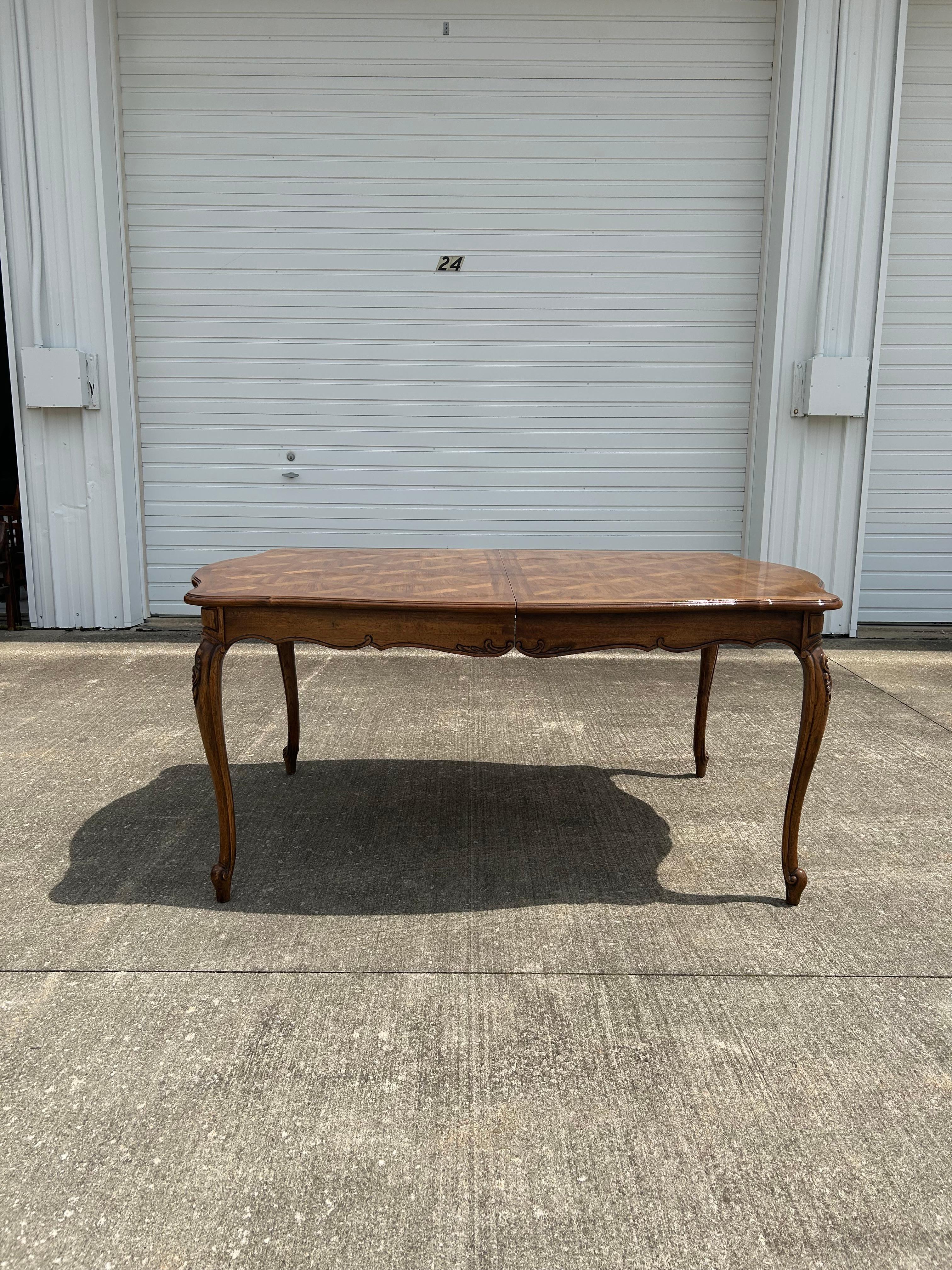 Beautiful Thomasville French Provincial Dining Table. The top of this table is gorgeous and an eye catcher! It is in great condition, only light wear due to the age of it, no structural damages. The curves of the dining table also bring out the