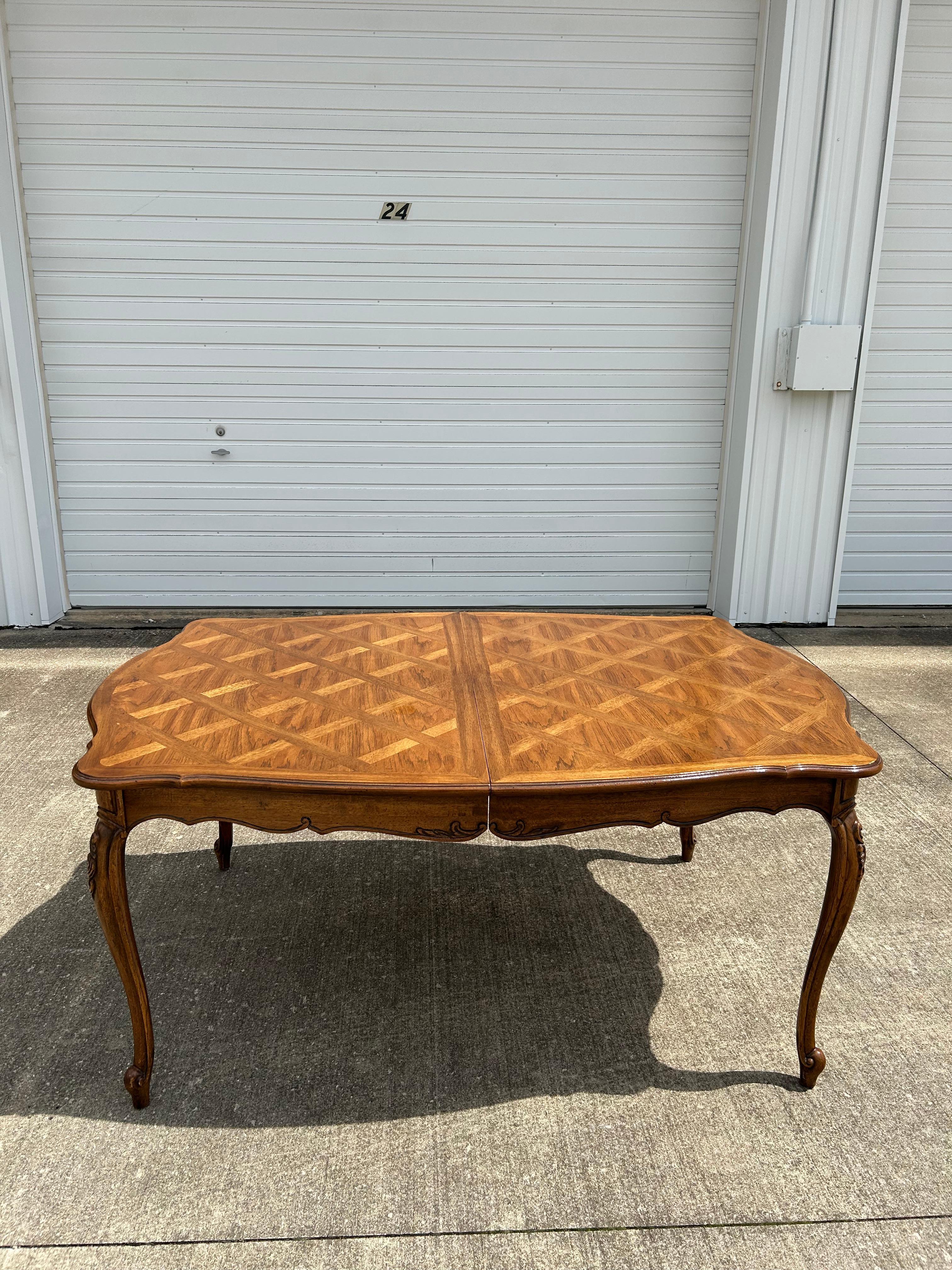 Vintage Thomasville French Provincial Dining Table In Good Condition For Sale In Medina, OH