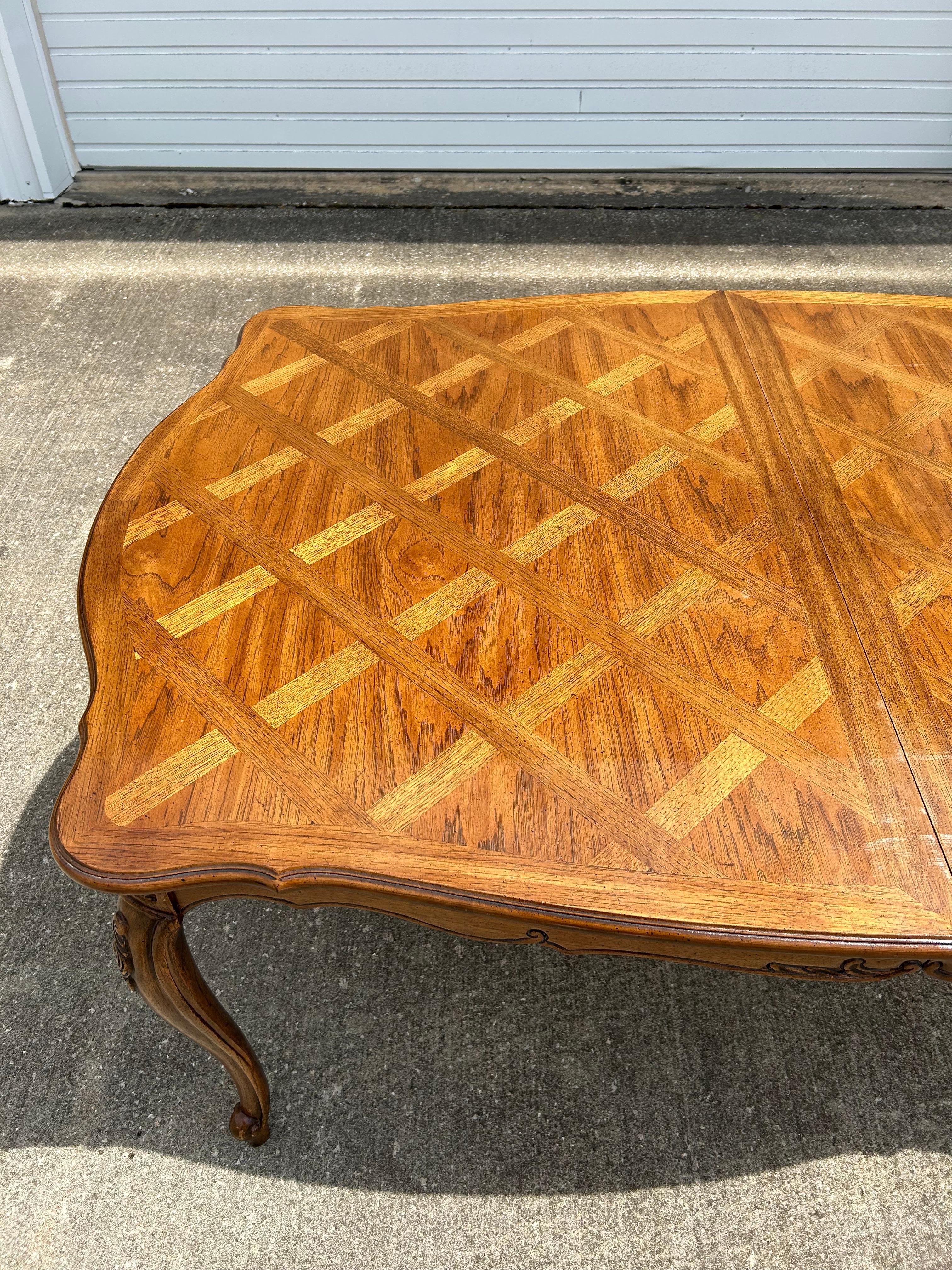 Provincial français Table de salle à manger provinciale française vintage Thomasville en vente