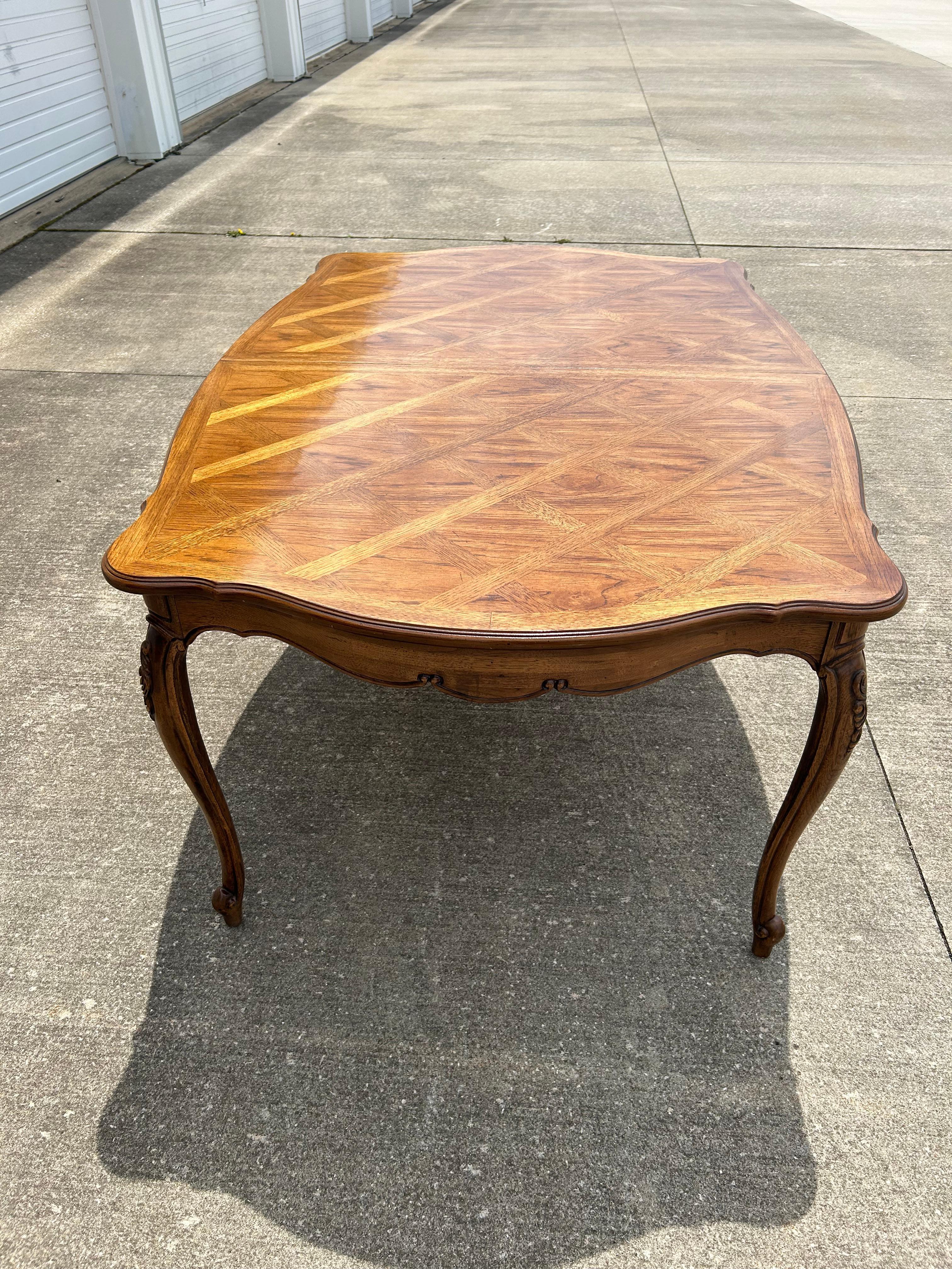 Table de salle à manger provinciale française vintage Thomasville en vente 1