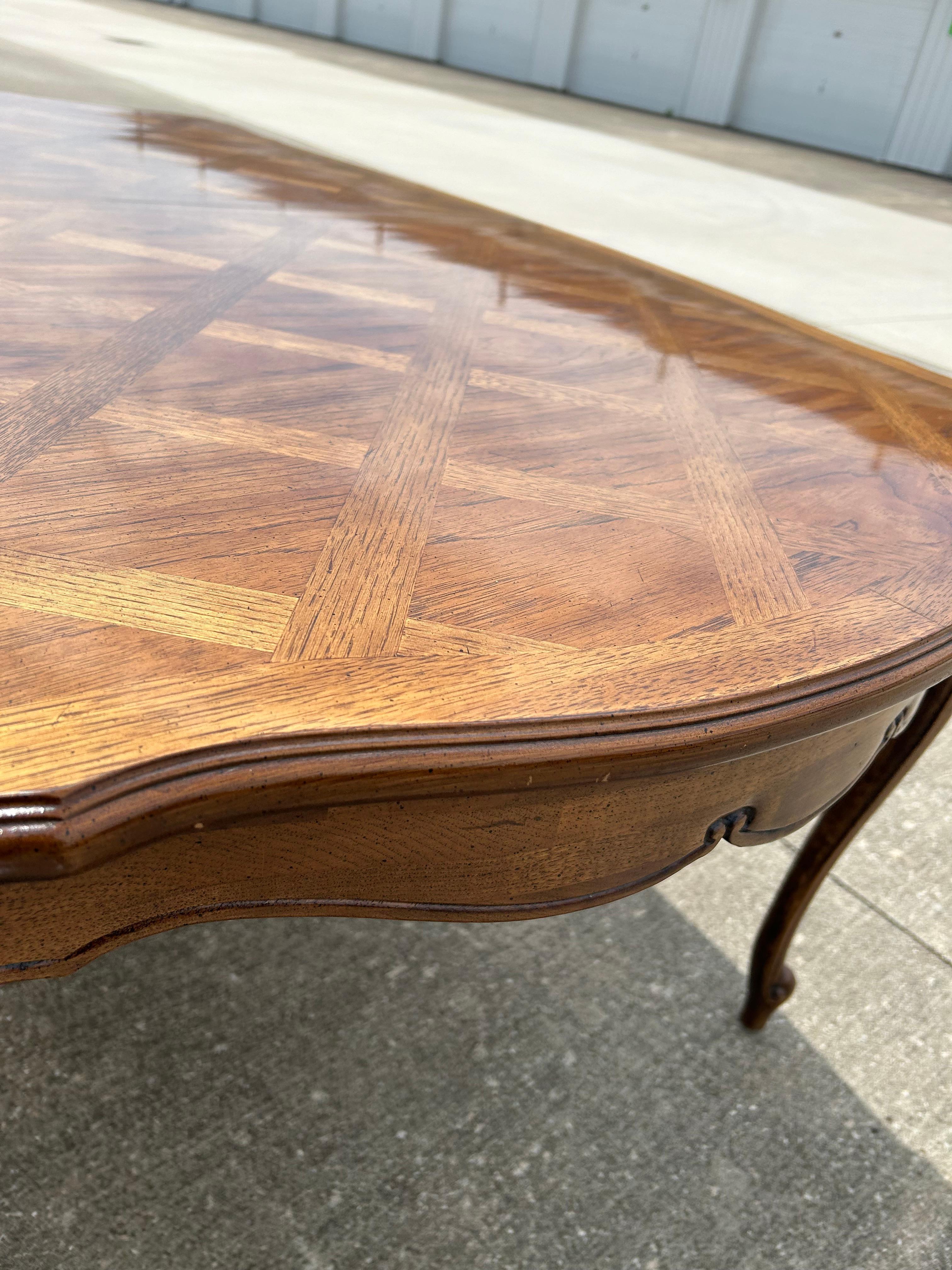Table de salle à manger provinciale française vintage Thomasville en vente 2