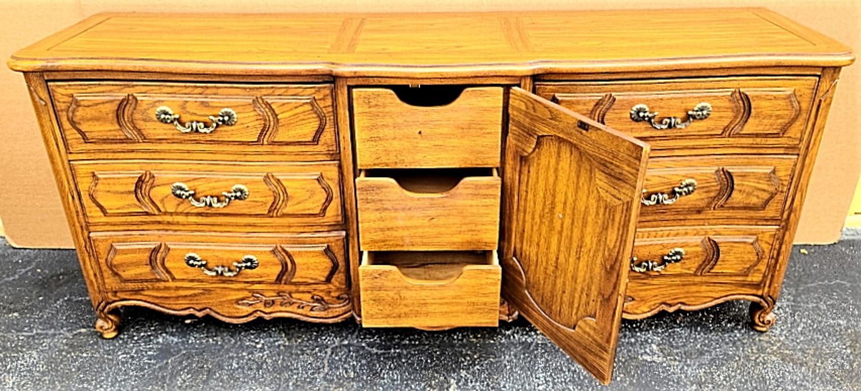 Offering one of our recent palm beach estate fine furniture acquisitions of a 
Vintage Thomasville French Provincial dresser 
Made of solid wood with 9 drawers. 

Approximate measurements in inches
32.5