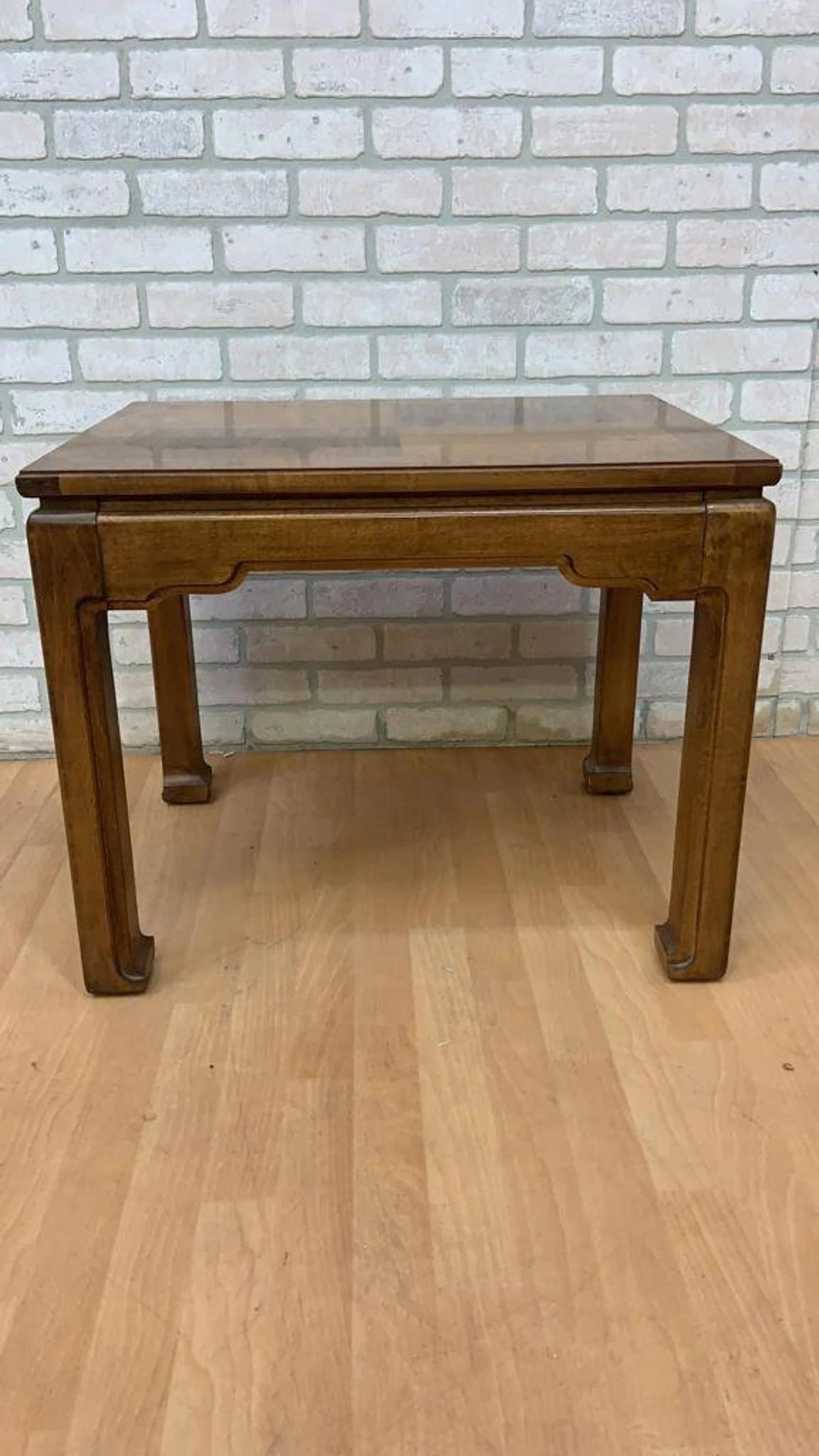 Vintage Thomasville Furniture Mesas auxiliares de parquet Asian Style Ming Mesas auxiliares/de apoyo

Mesa auxiliar vintage de influencia asiática Ming, de Thomasville, con diseño de parquet en dos tonos en la parte superior y delantal y patas de