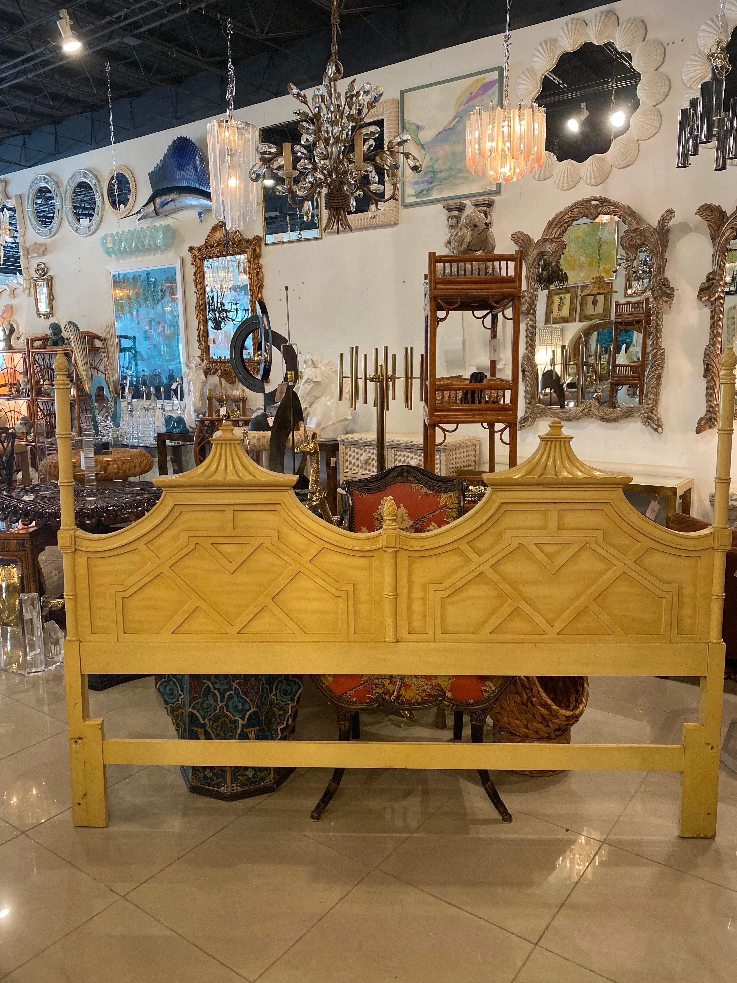 Vintage Thomasville Pagoda Fret Fretwork Faux Bamboo King Headboard Chippendale In Good Condition In West Palm Beach, FL