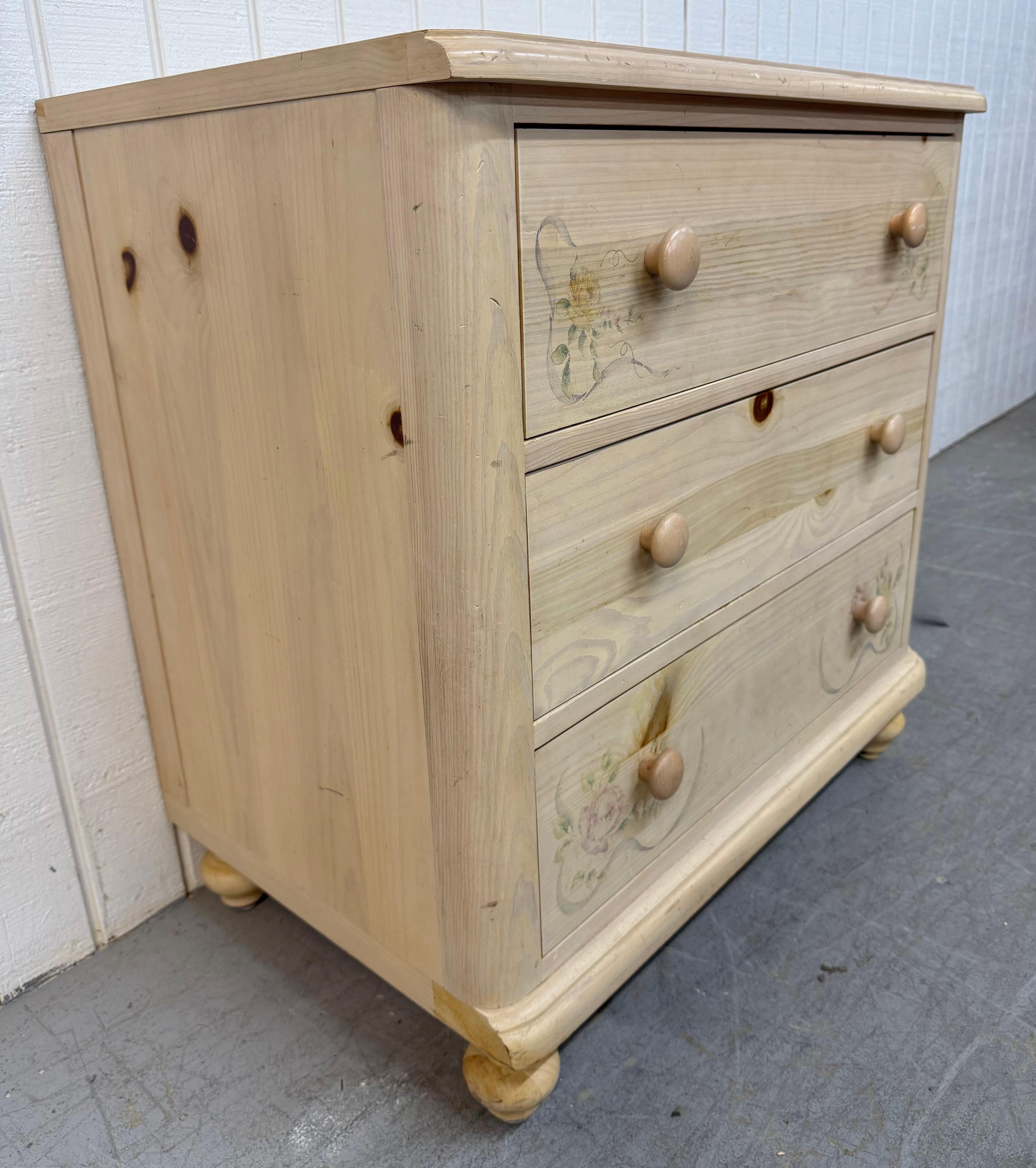 Cette annonce concerne une commode vintage en pin de Thomasville. Avec un design de style traditionnel, trois tiroirs de rangement, des boutons ronds en bois, des pieds en forme de chignon et une belle finition en bois naturel. Il s'agit d'une