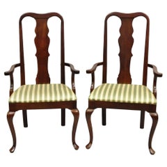 Paire de chaises à accoudoirs en bois de cerisier de style Queen Anne - Vintage Thomasville