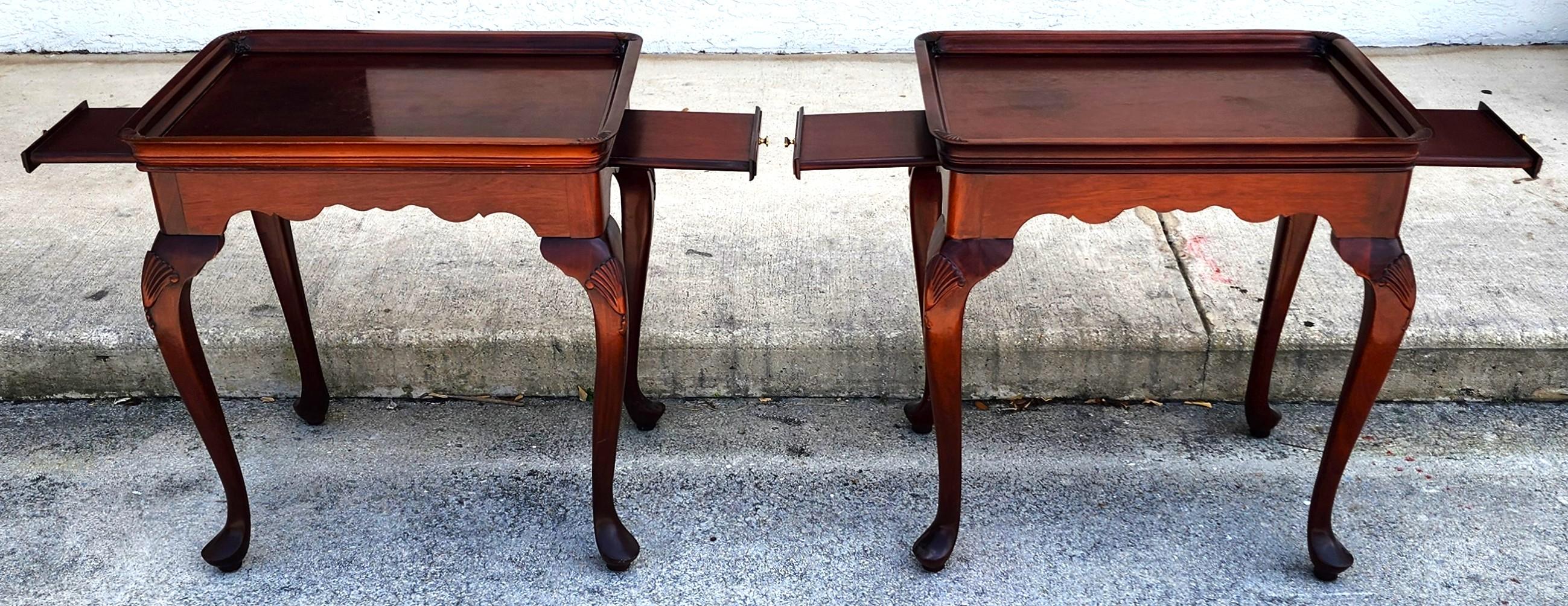 Vintage Thomasville Tea Side Tables with Serving Trays Pair In Good Condition For Sale In Lake Worth, FL