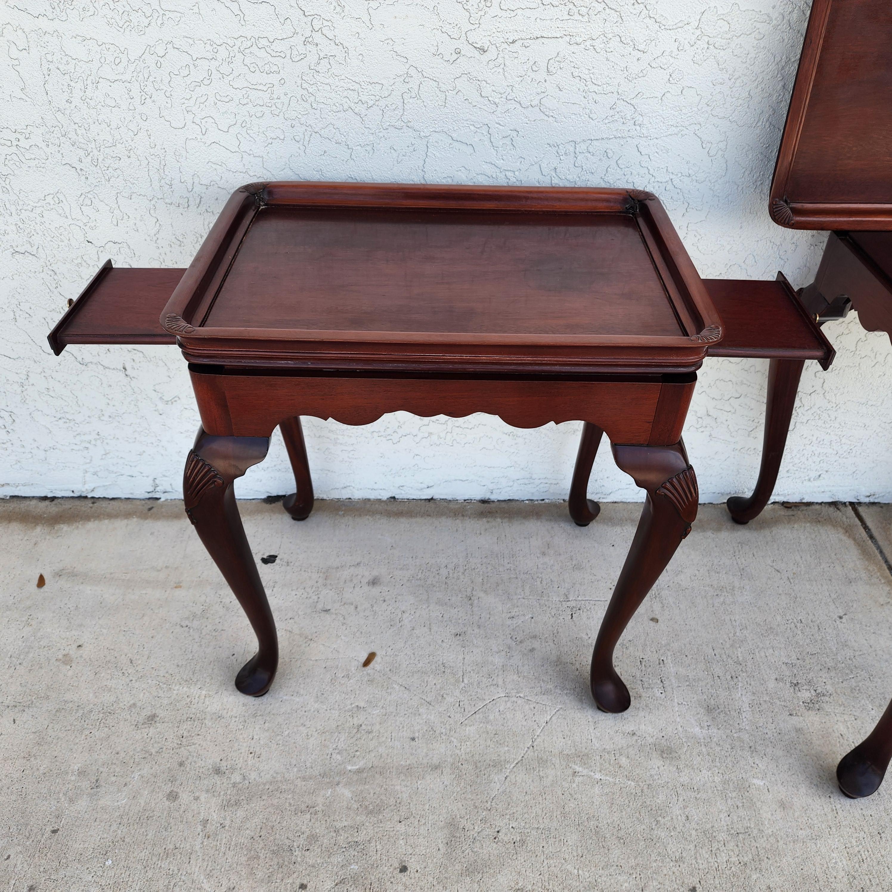 Late 20th Century Vintage Thomasville Tea Side Tables with Serving Trays Pair For Sale
