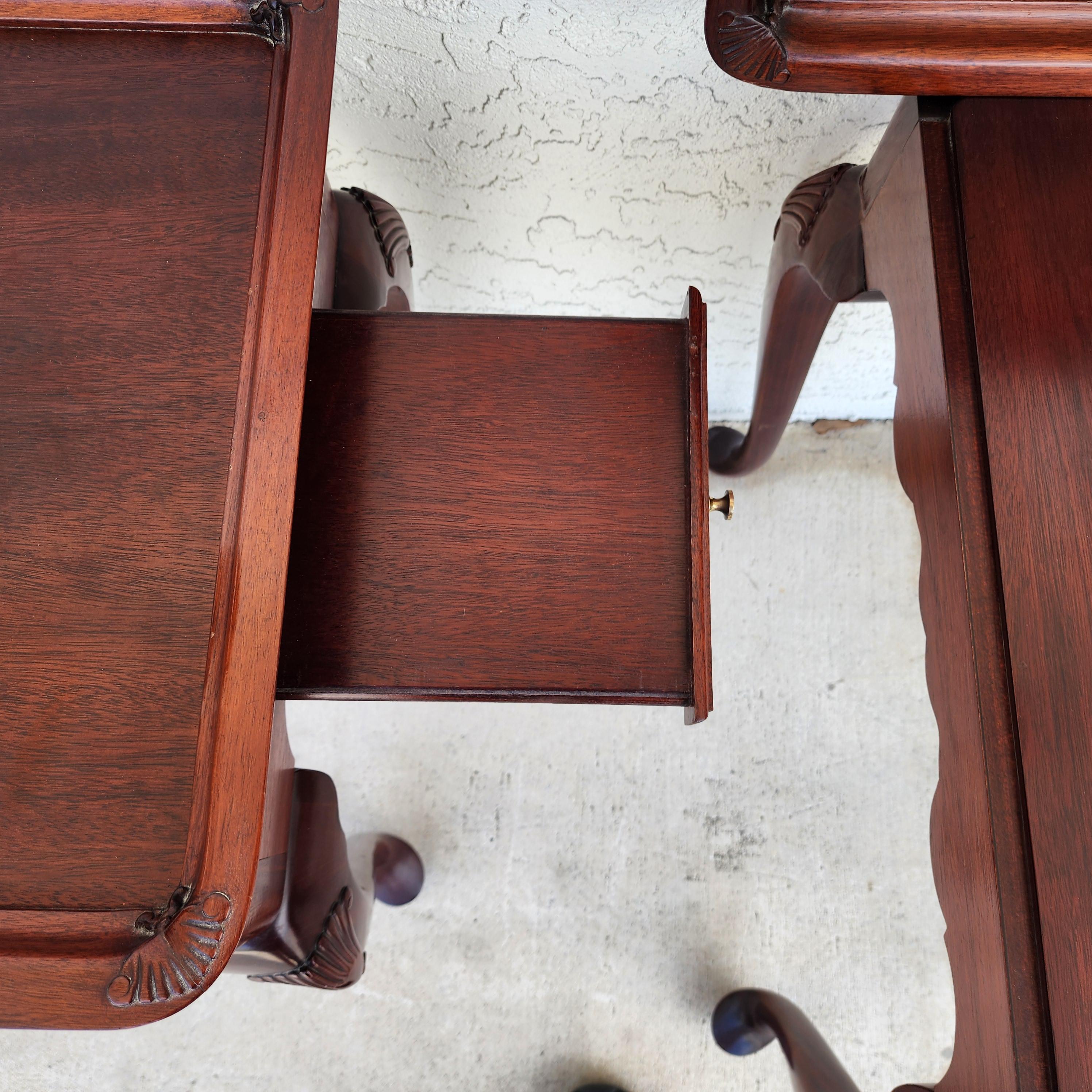 Mahogany Vintage Thomasville Tea Side Tables with Serving Trays Pair For Sale