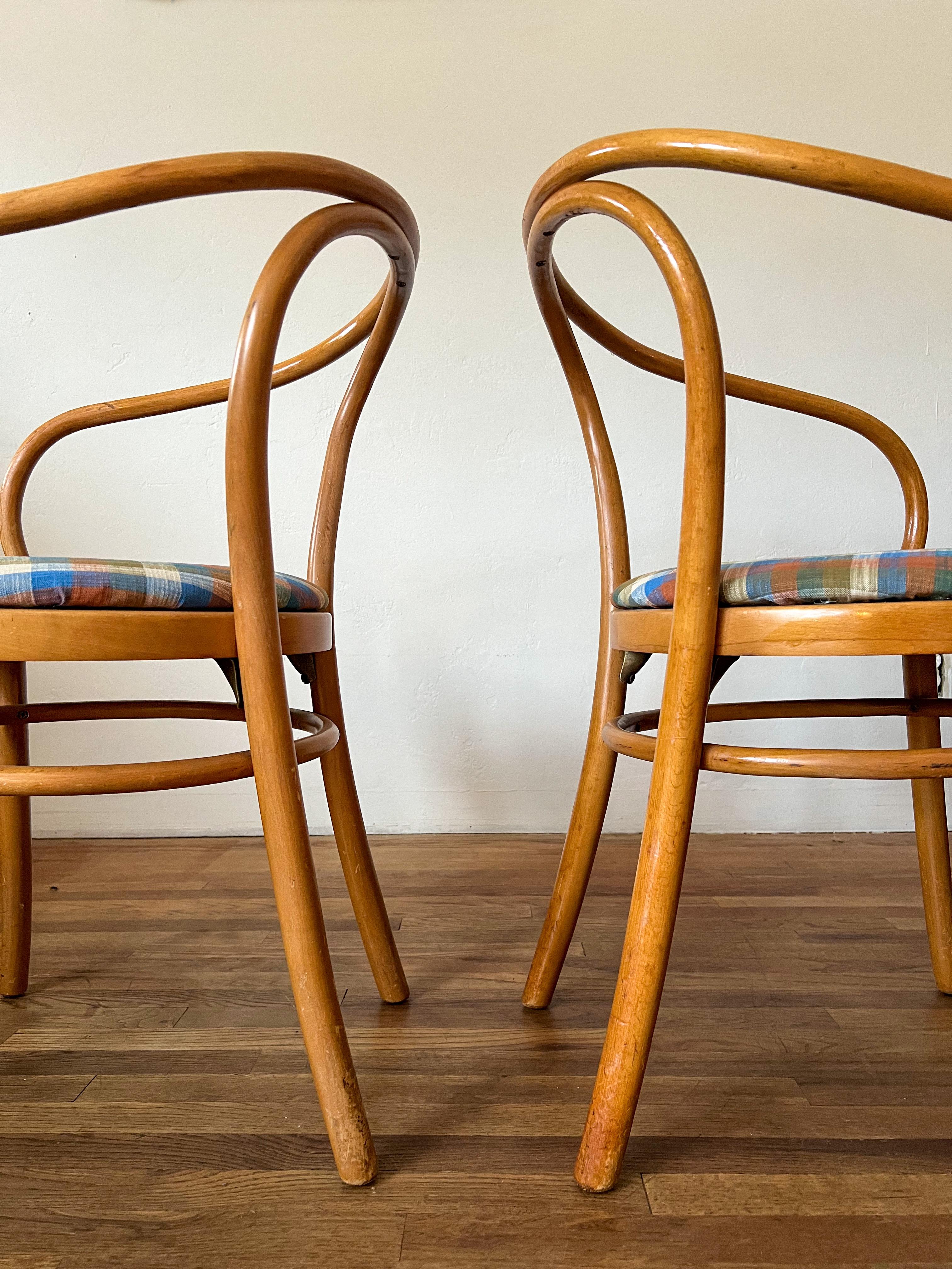 Vintage Thonet B9 Sessel neu gepolstert in Plaid - Satz von 4 (amerikanisch) im Angebot