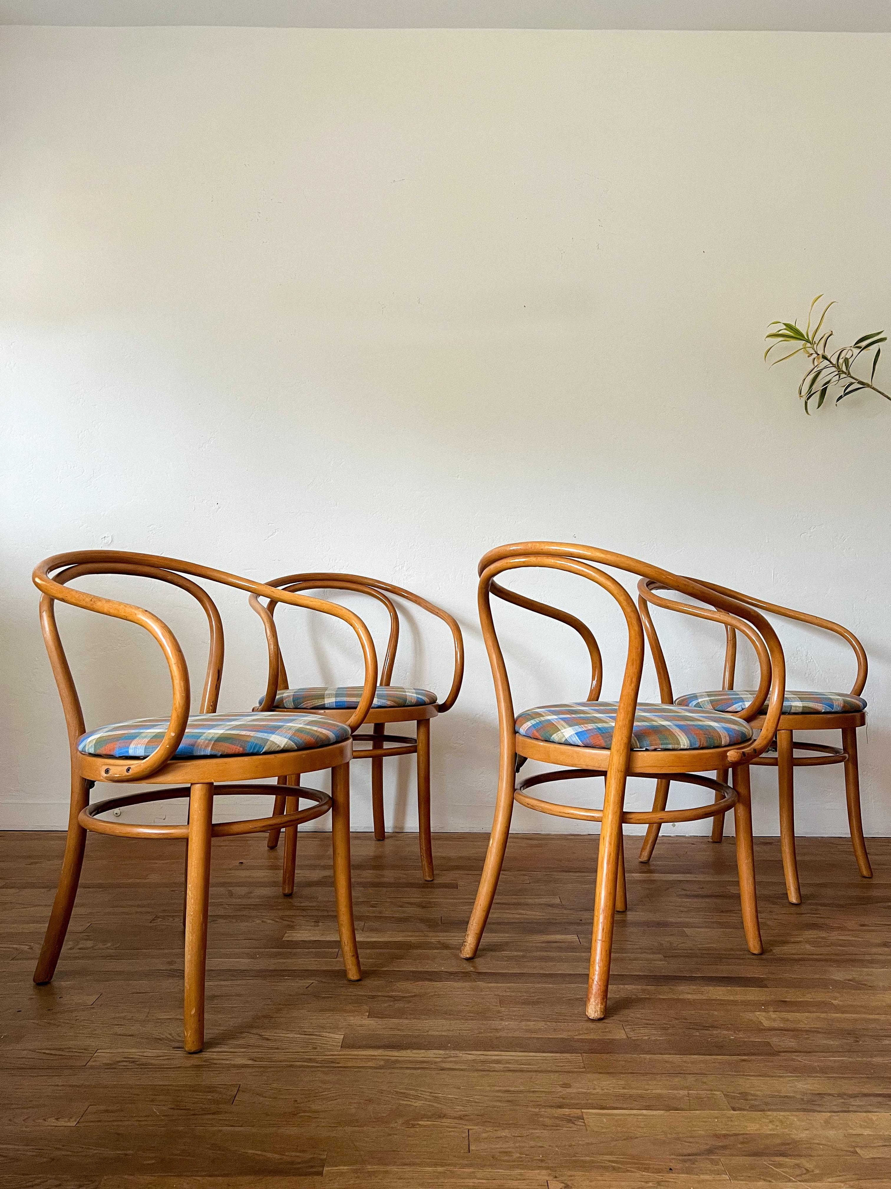 Vintage Thonet B9 Sessel neu gepolstert in Plaid - Satz von 4 im Zustand „Gut“ im Angebot in La Mesa, CA