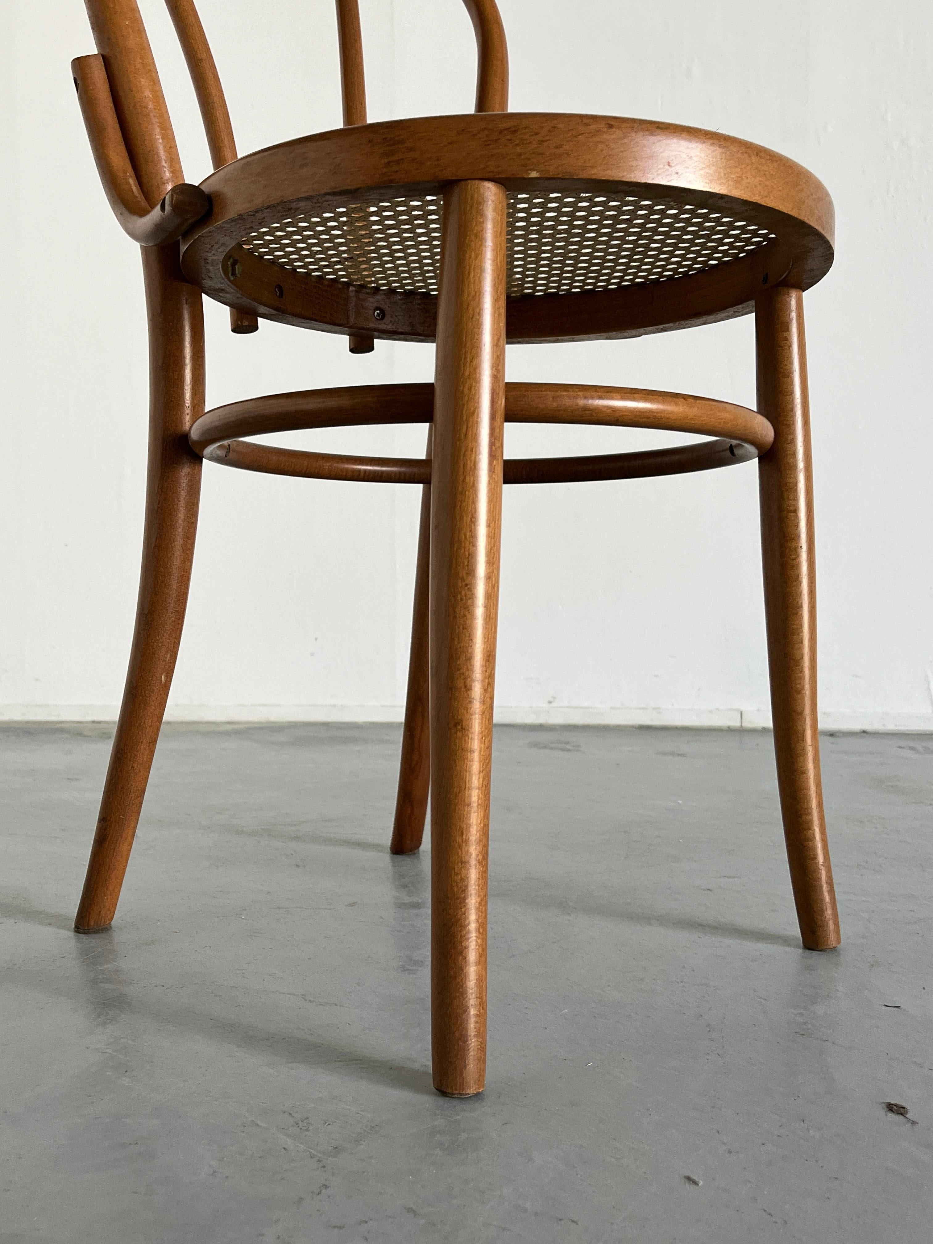 Chaise de bistrot vintage en bois courbé Thonet n° 18, années 1950  4