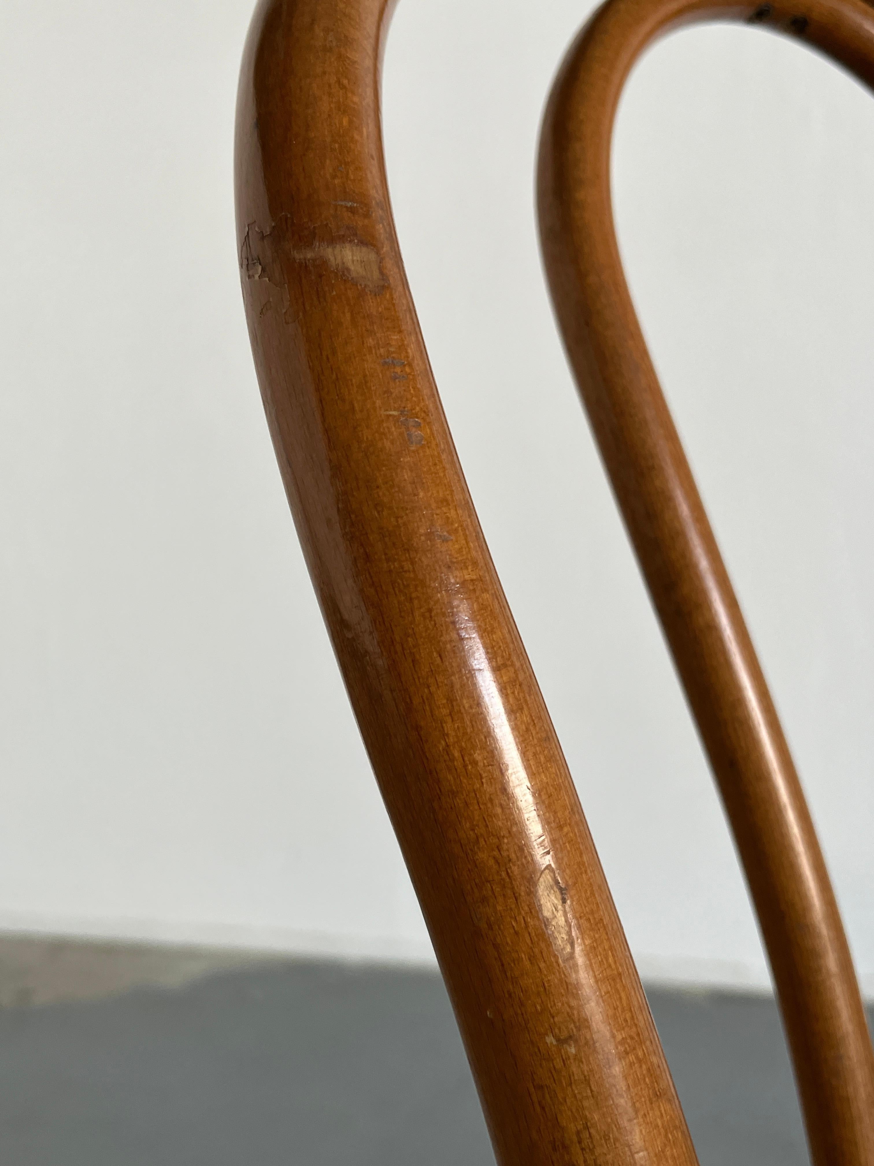 Chaise de bistrot vintage en bois courbé Thonet n° 18, années 1950  9