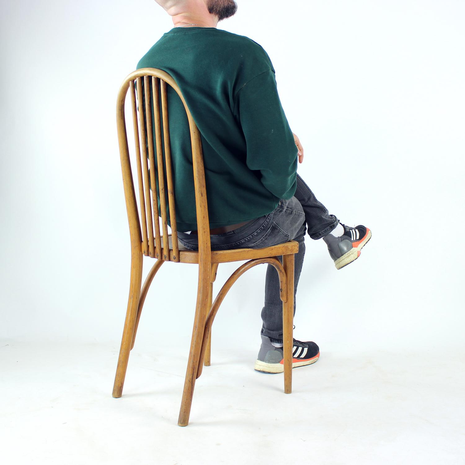 Questa elegante sedia vintage, realizzata dalla rinomata azienda Thonet, è un esempio di design in legno curvato. Dotato dell'etichetta originale del produttore, il pezzo mette in mostra l'artigianato senza tempo e l'attenzione ai dettagli di