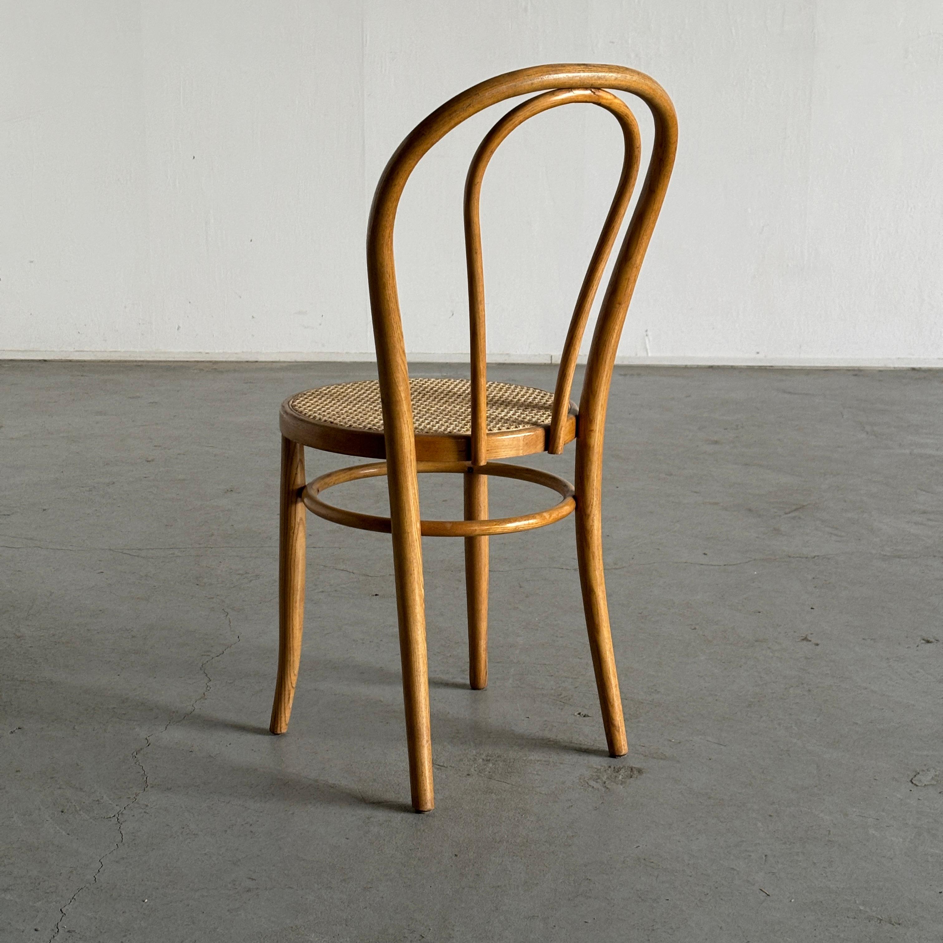 Wooden light brown Thonet style bentwood chair, in the style of the popular model no. 14. Unknown production of the 1970s.  In good vintage condition with smaller expected surface scratches and smaller scuffs.

Width: 44 cm / 17.32 inches
Depth: 52