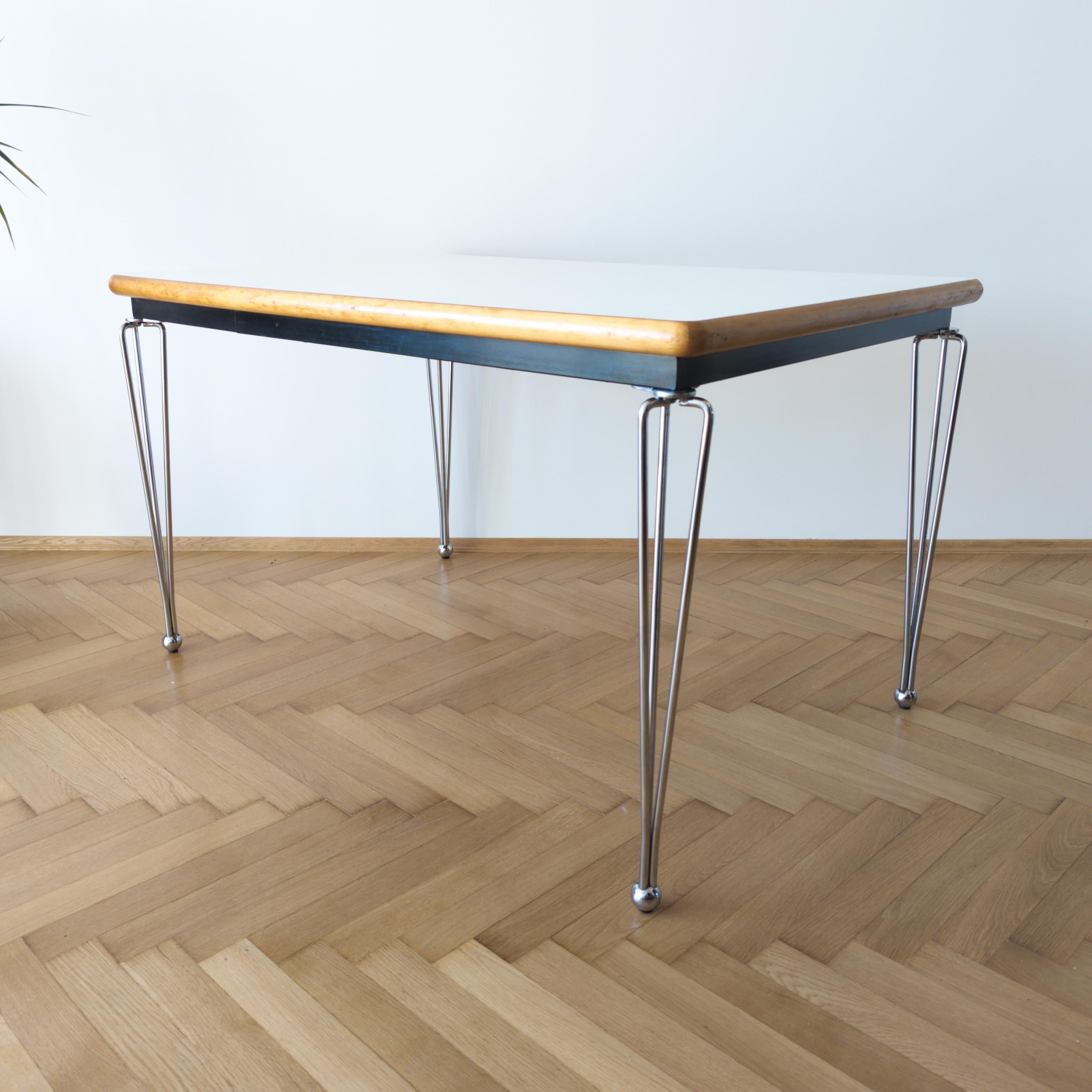 Table de salle à manger robuste de haute qualité, conçue par l'architecte néerlandais Marius van den Wildenberg pour Thonet en 1988. Fabriqué en bois massif et en acier tubulaire chromé. Plateau en stratifié blanc. En très bon état avec de légères
